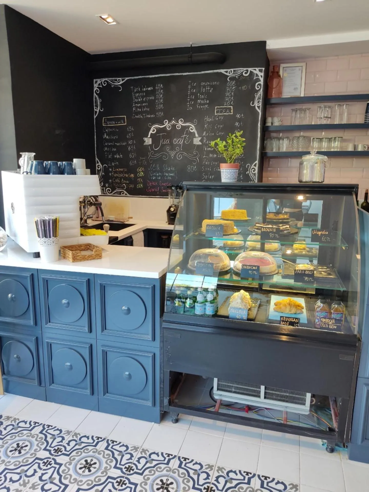 Food and drinks in ELUXİO SUİTE HOTEL