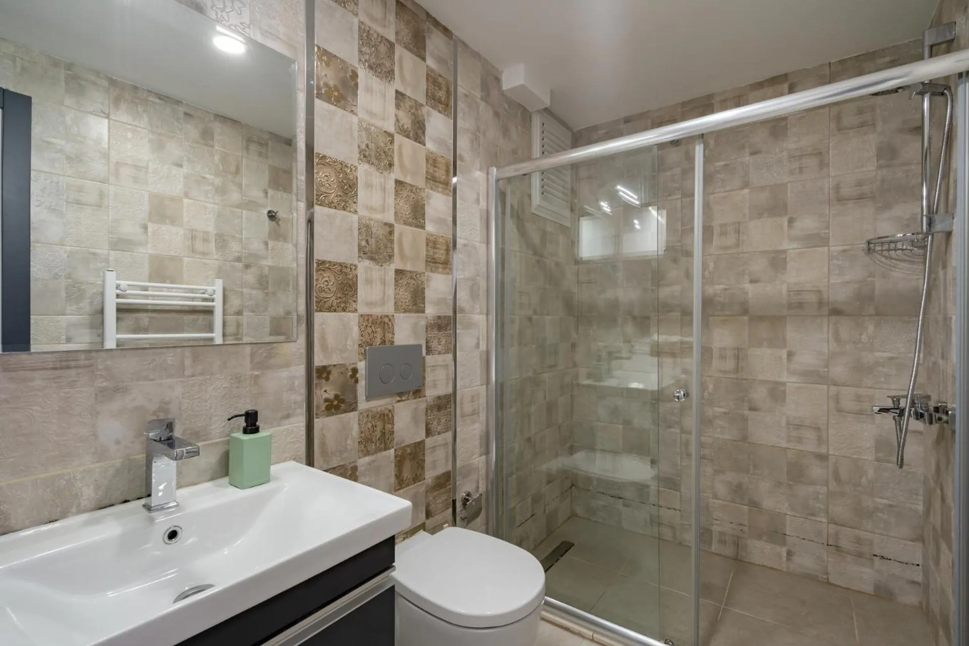 Shower in ELUXİO SUİTE HOTEL