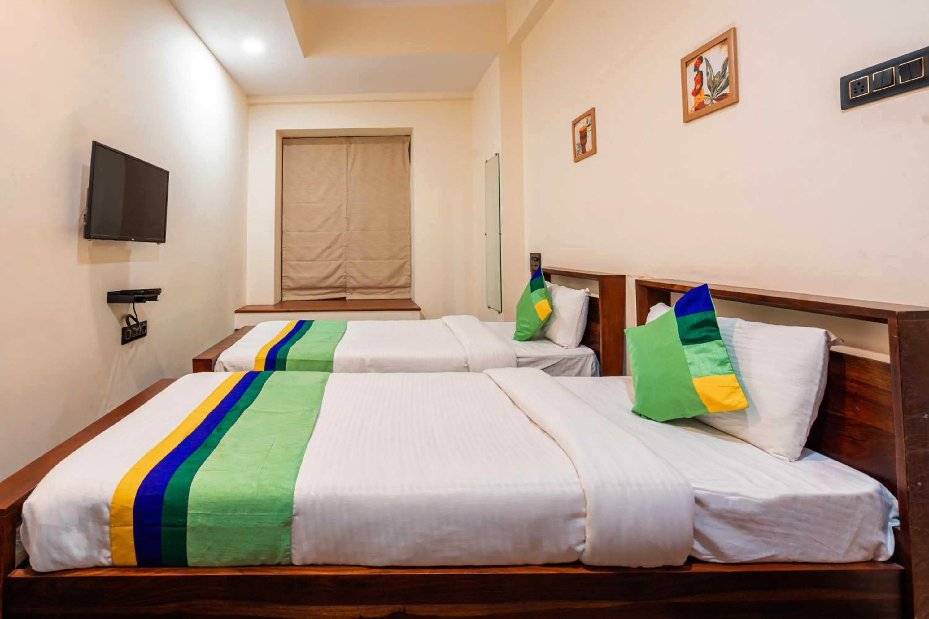 Bedroom, Bed in Treebo Premium The Memoir, Ramdaspeth