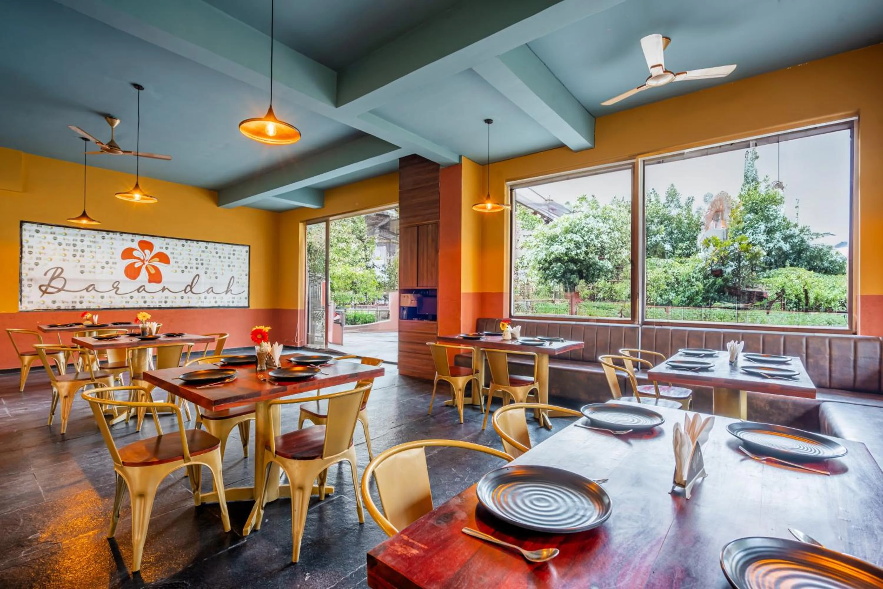 Restaurant/places to eat in Treebo Premium The Memoir, Ramdaspeth