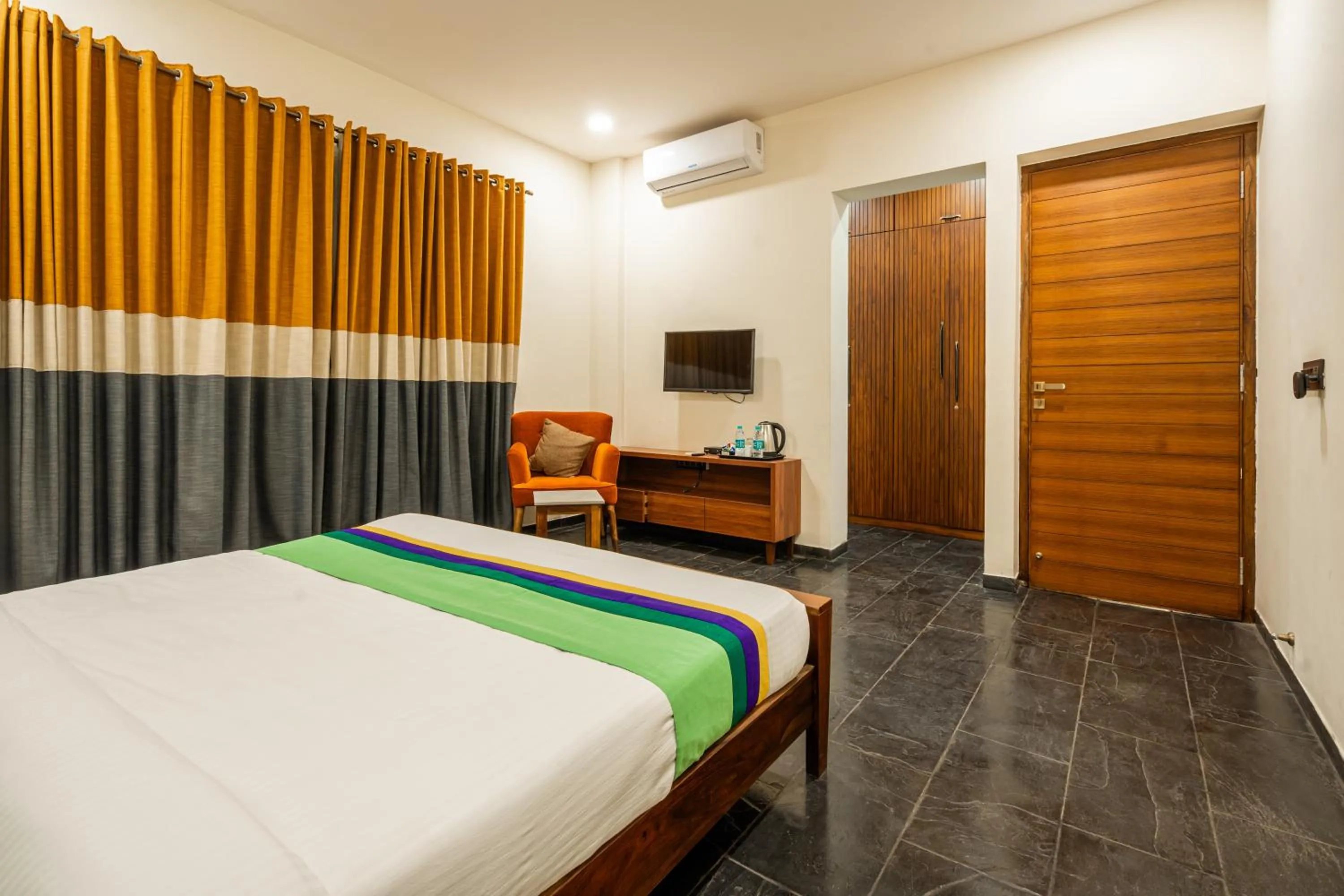 Bedroom, Bed in Treebo Premium The Memoir, Ramdaspeth