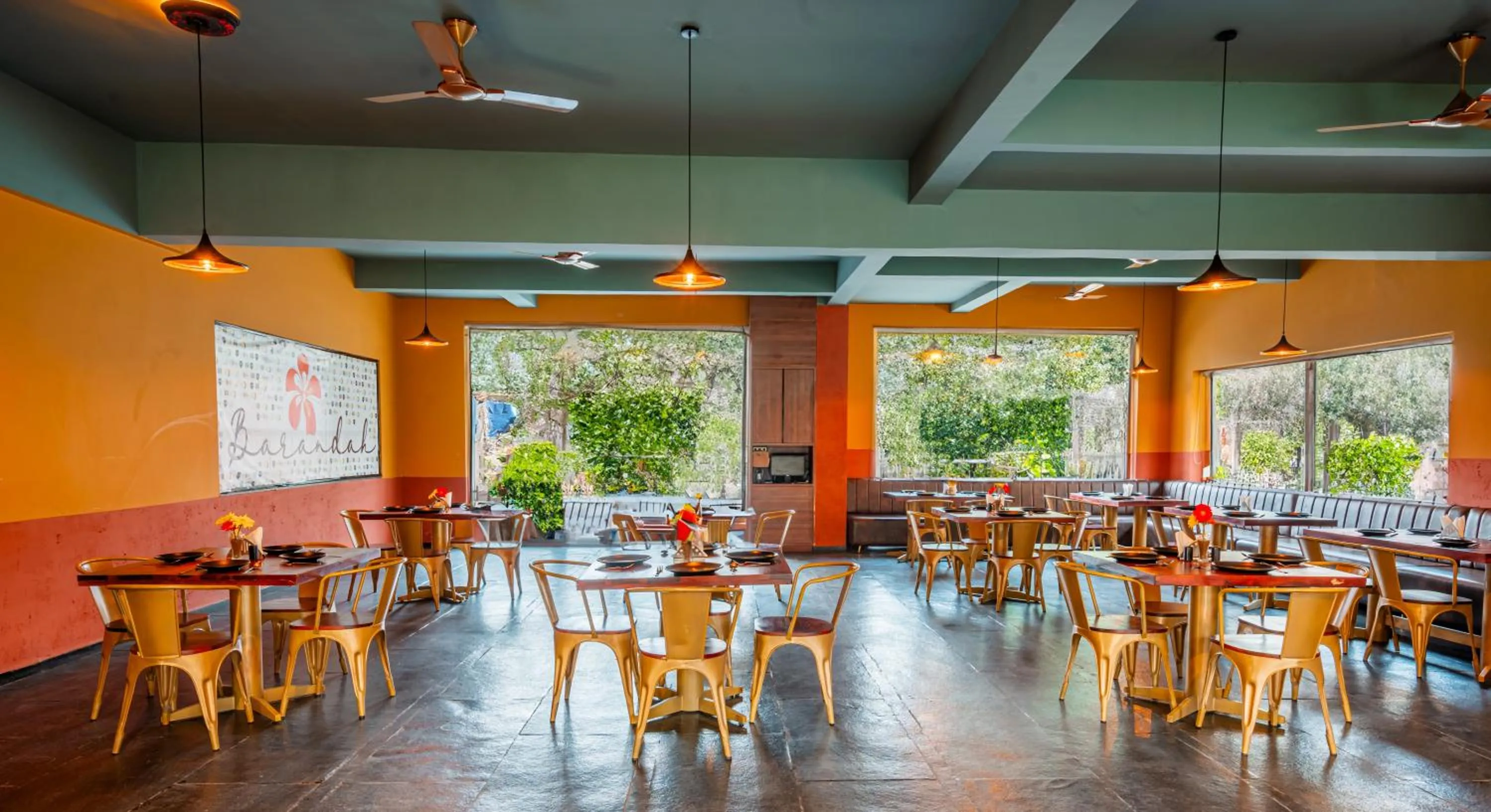 Restaurant/places to eat in Treebo Premium The Memoir, Ramdaspeth