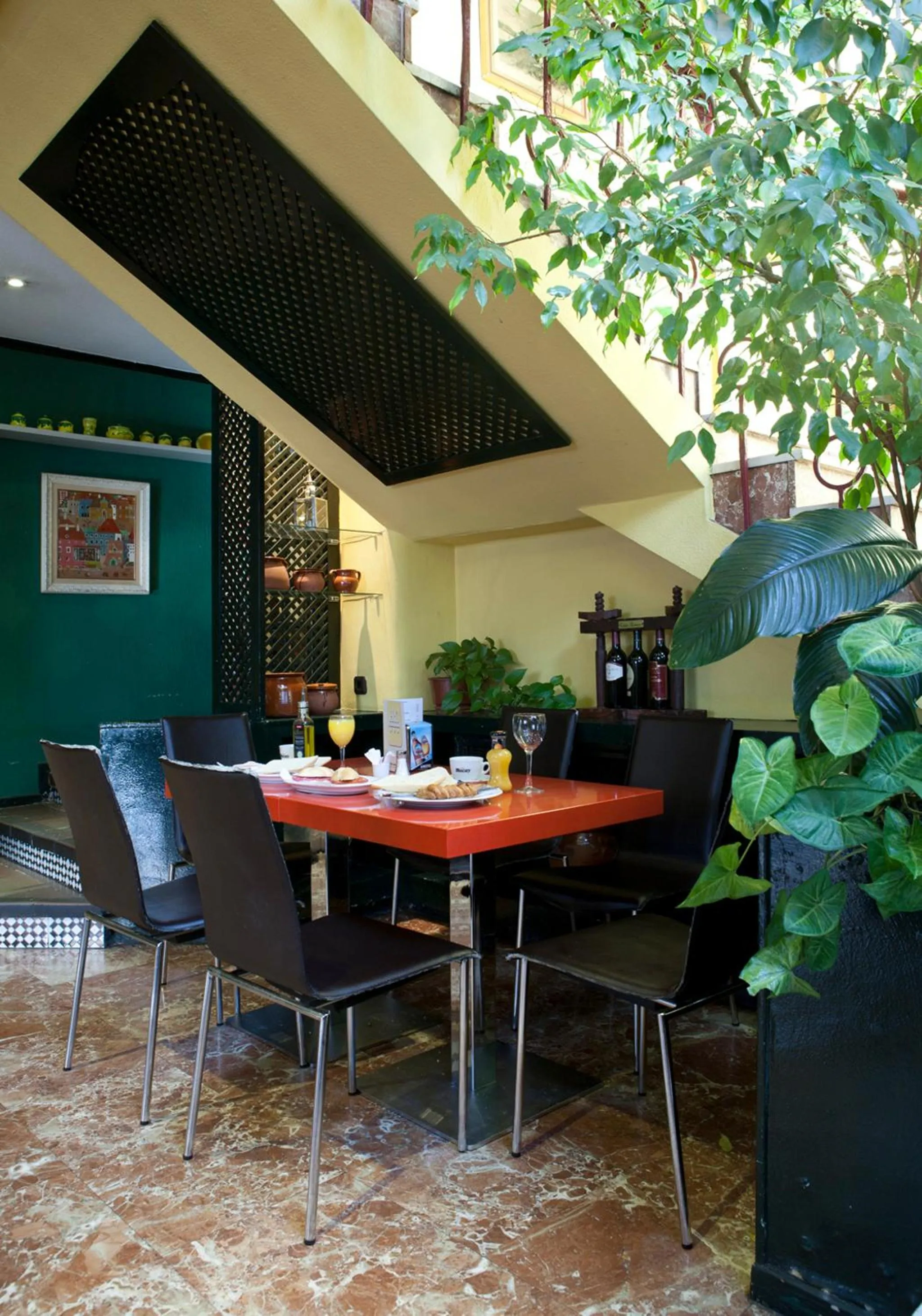 Restaurant/Places to Eat in HRC Hotel