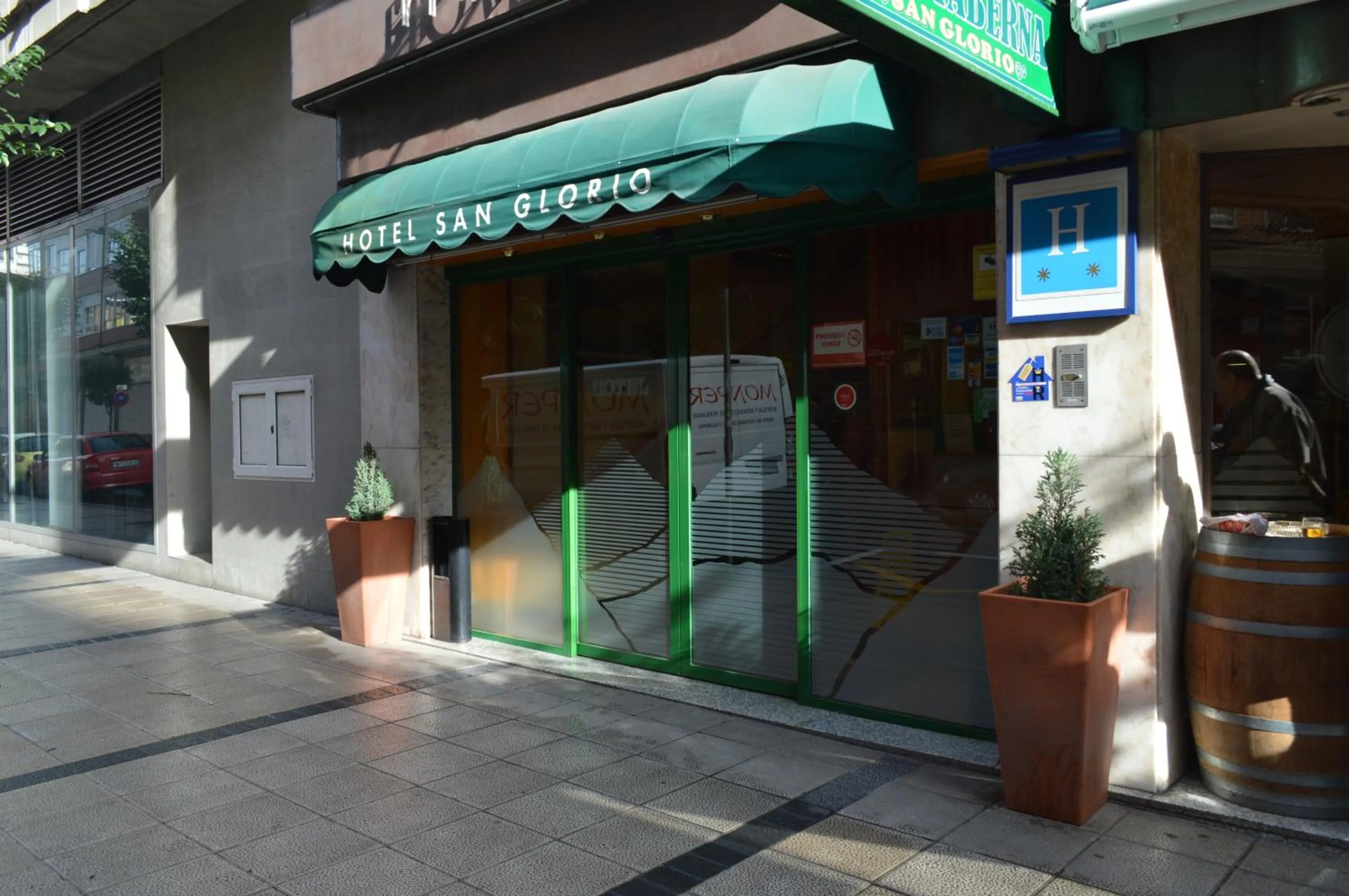 Facade/entrance in Hotel San Glorio