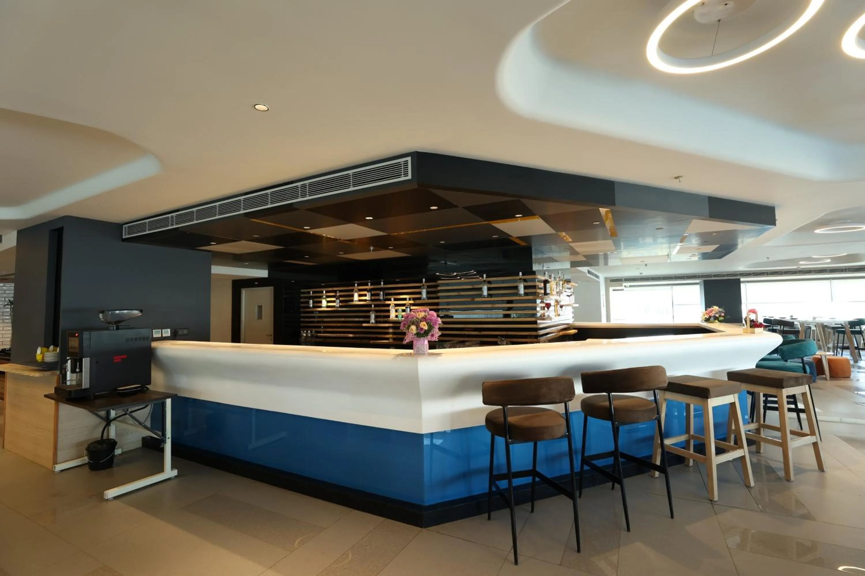 Restaurant/places to eat in Holiday Inn Express & Suites Jaipur Gopalpura by IHG