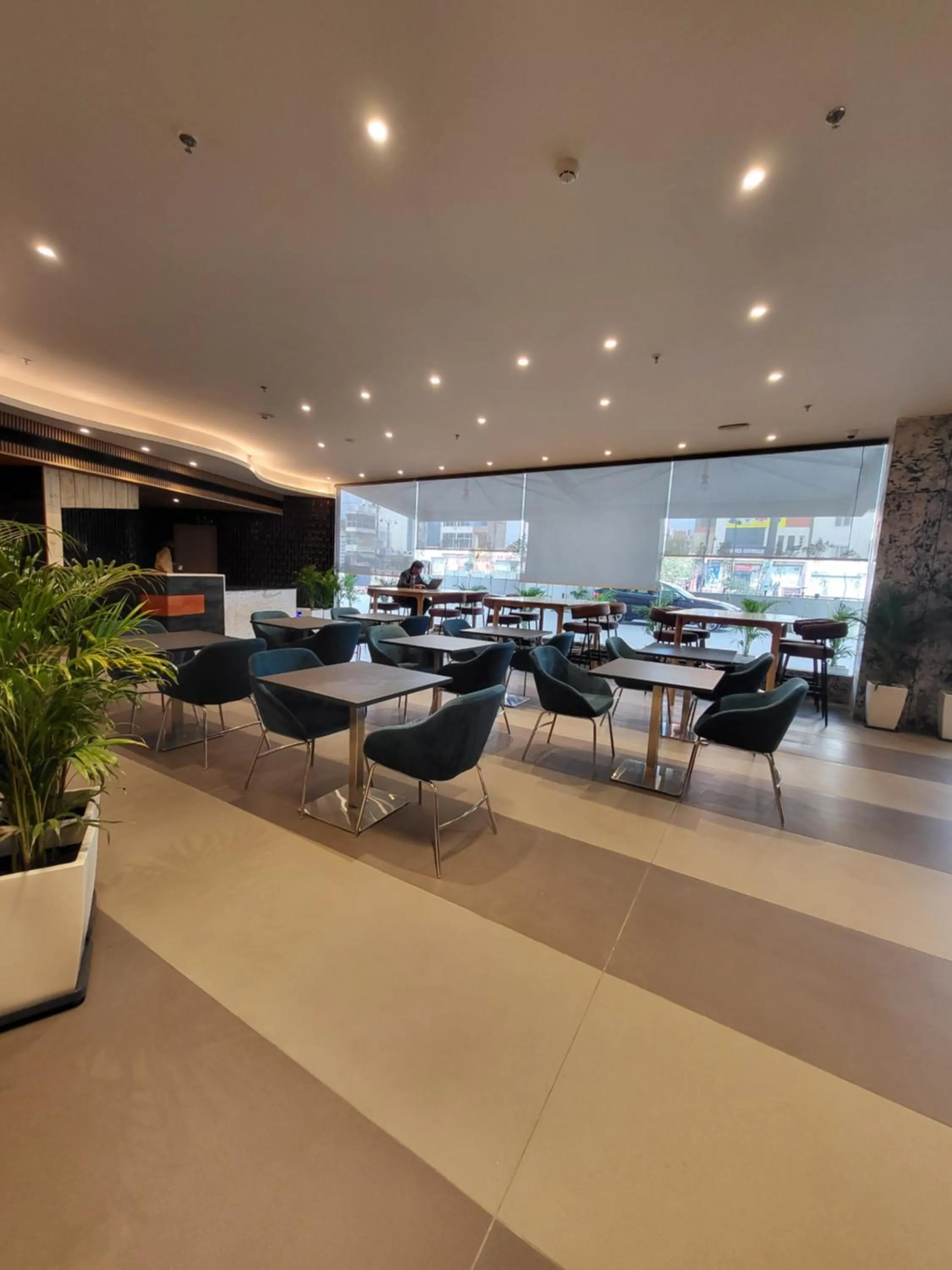 Restaurant/places to eat in Holiday Inn Express & Suites Jaipur Gopalpura by IHG