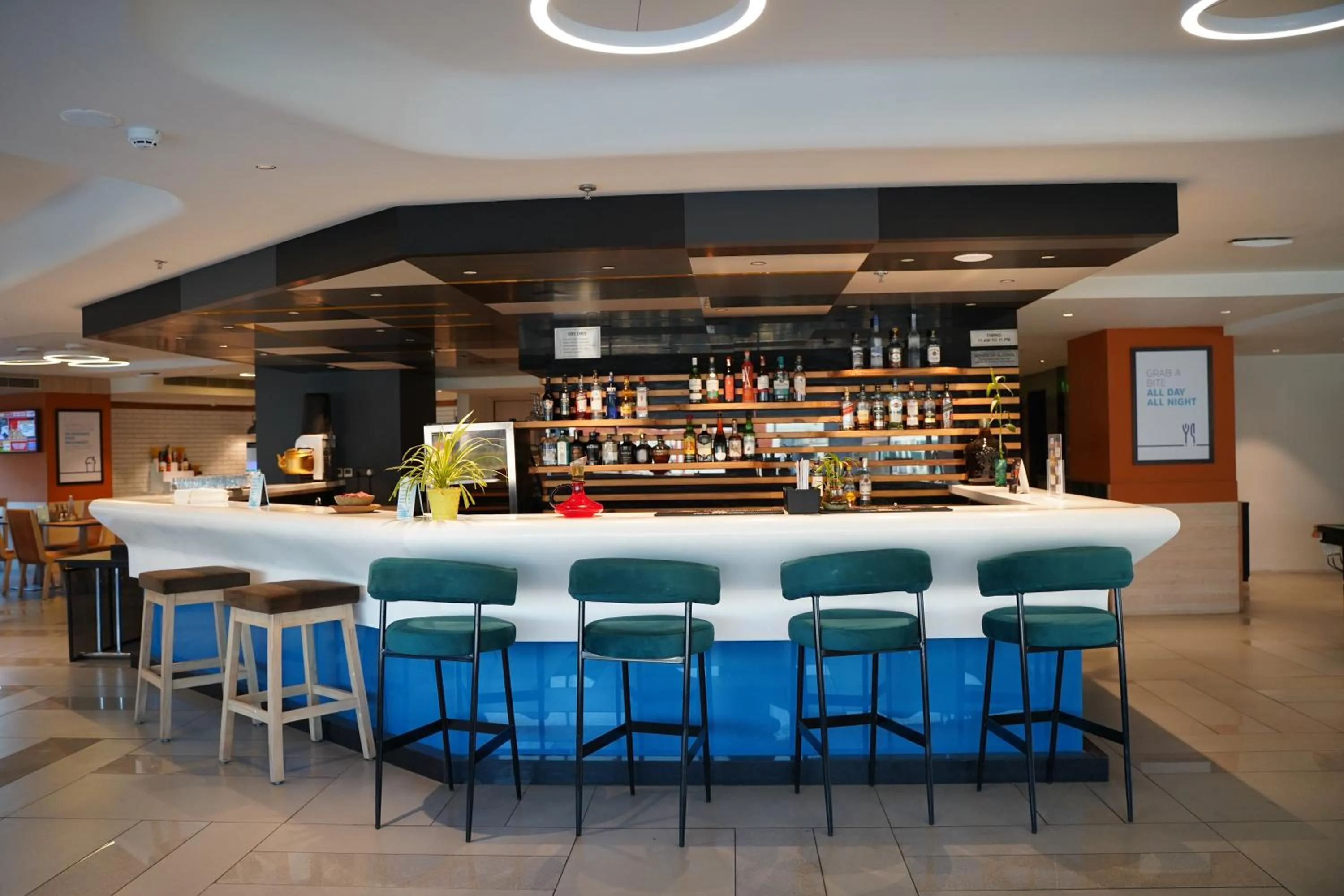 Lounge or bar in Holiday Inn Express & Suites Jaipur Gopalpura by IHG