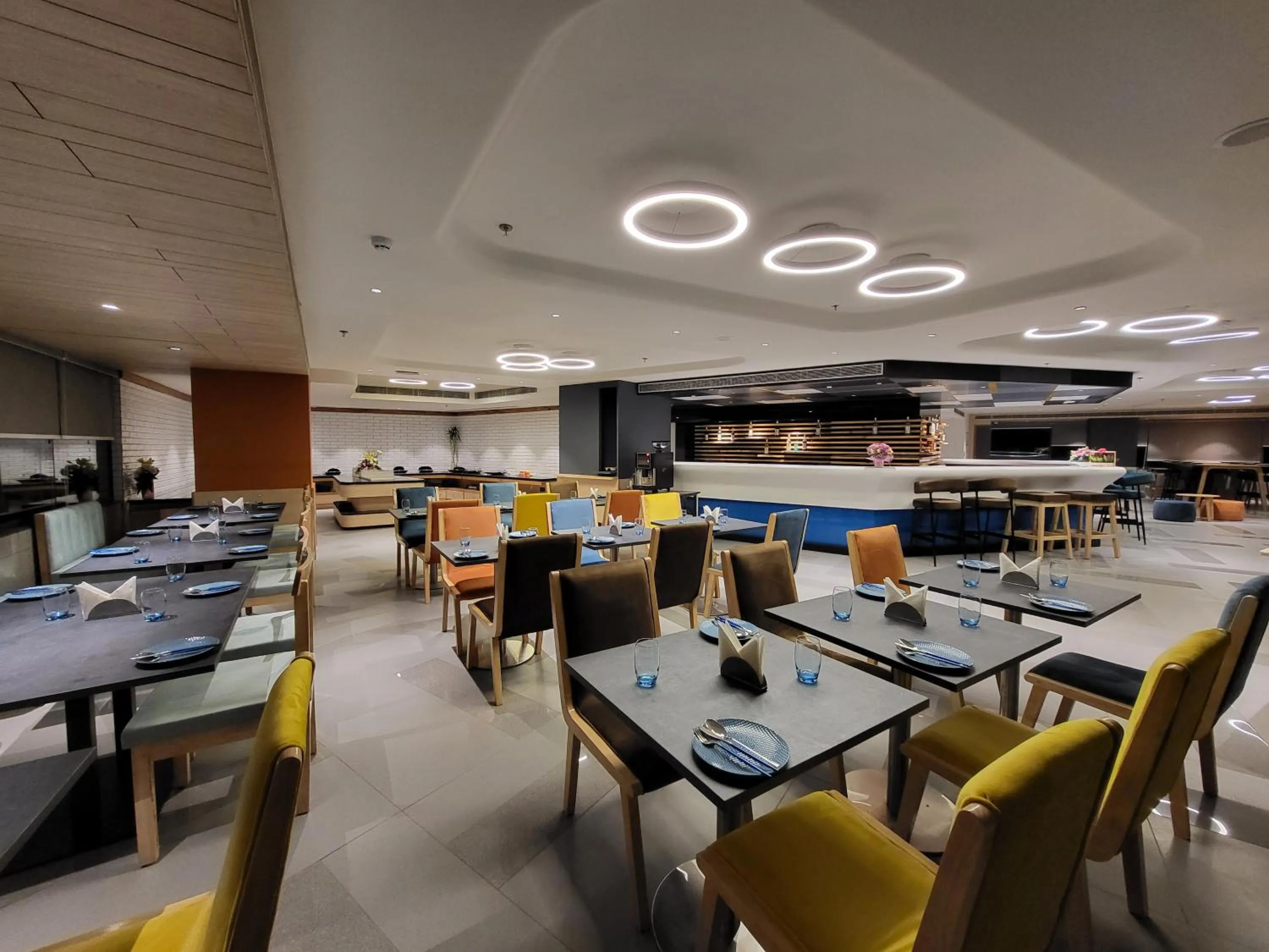 Restaurant/places to eat in Holiday Inn Express & Suites Jaipur Gopalpura by IHG