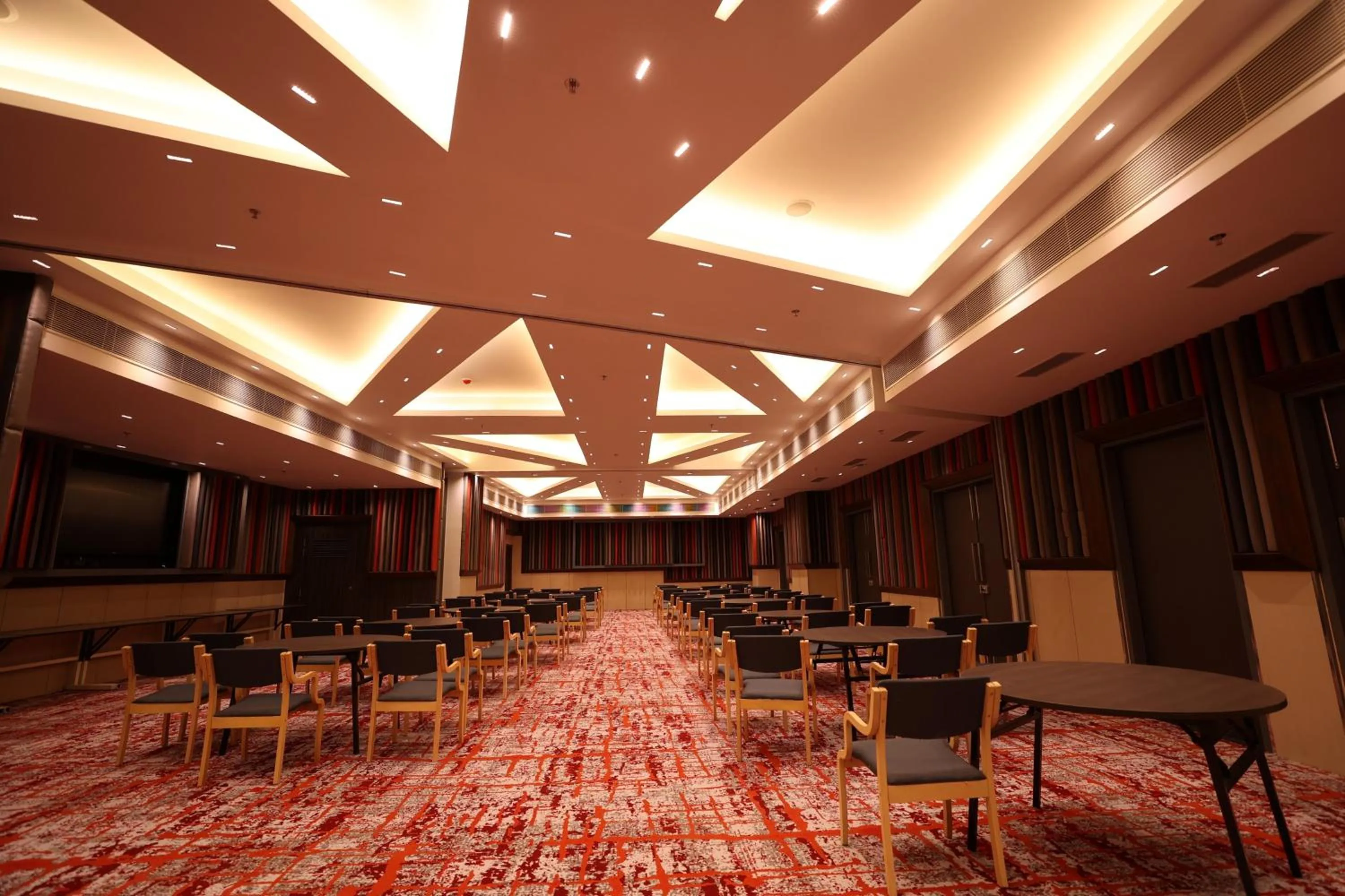 Meeting/conference room in Holiday Inn Express & Suites Jaipur Gopalpura by IHG