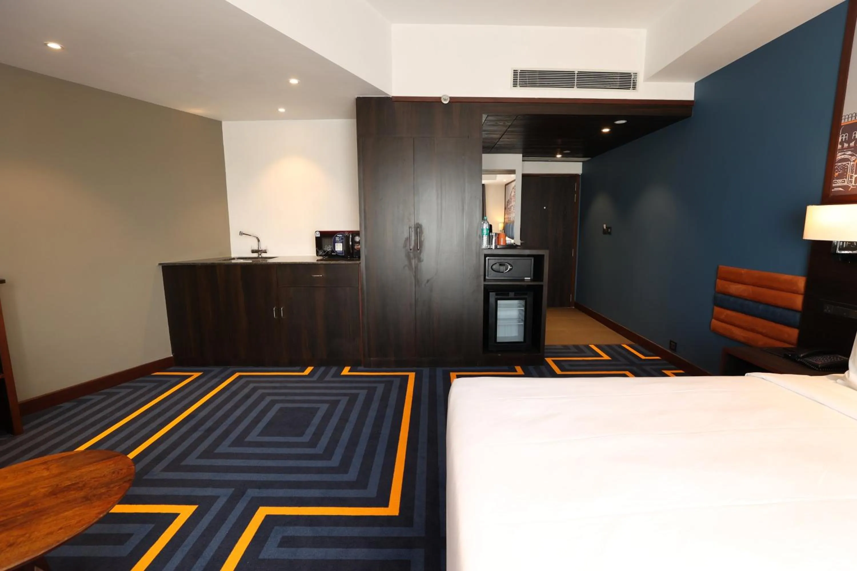 Photo of the whole room, Bed in Holiday Inn Express & Suites Jaipur Gopalpura by IHG