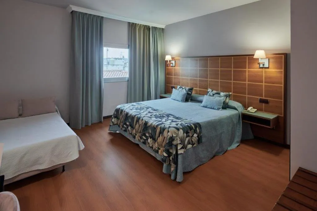 Photo of the whole room, Bed in Ramblas Vendrell