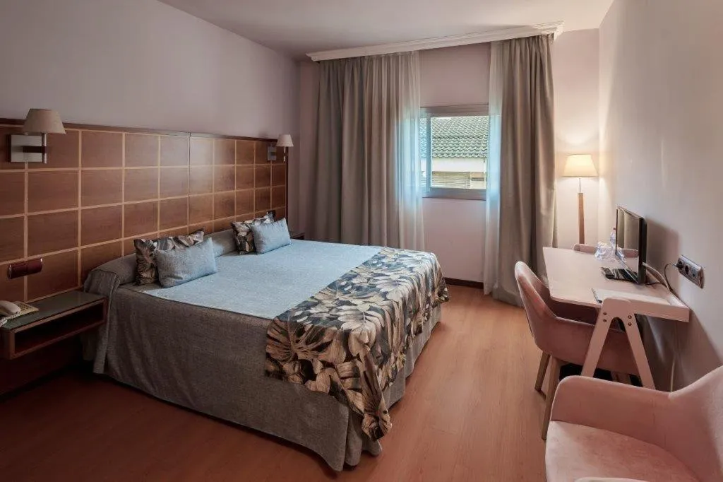 Photo of the whole room, Bed in Ramblas Vendrell