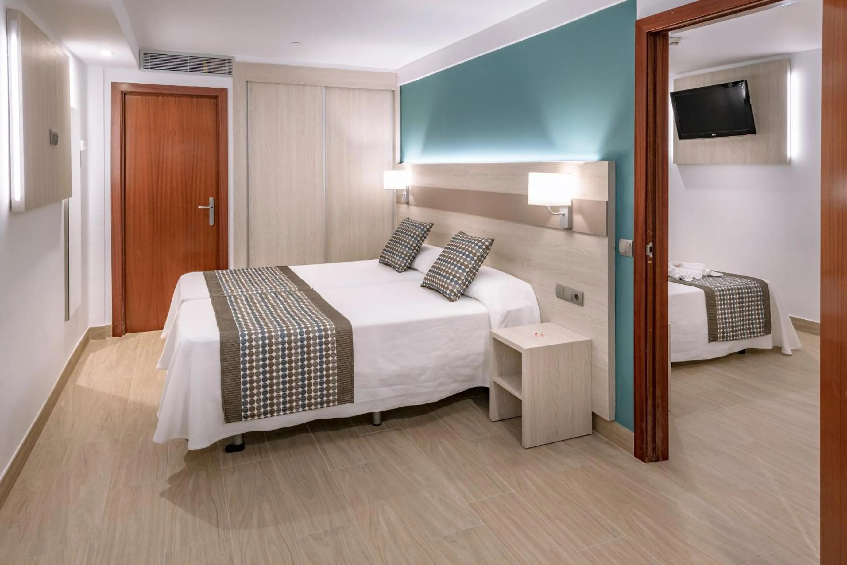 Photo of the whole room, Bed in 4R Miramar Calafell