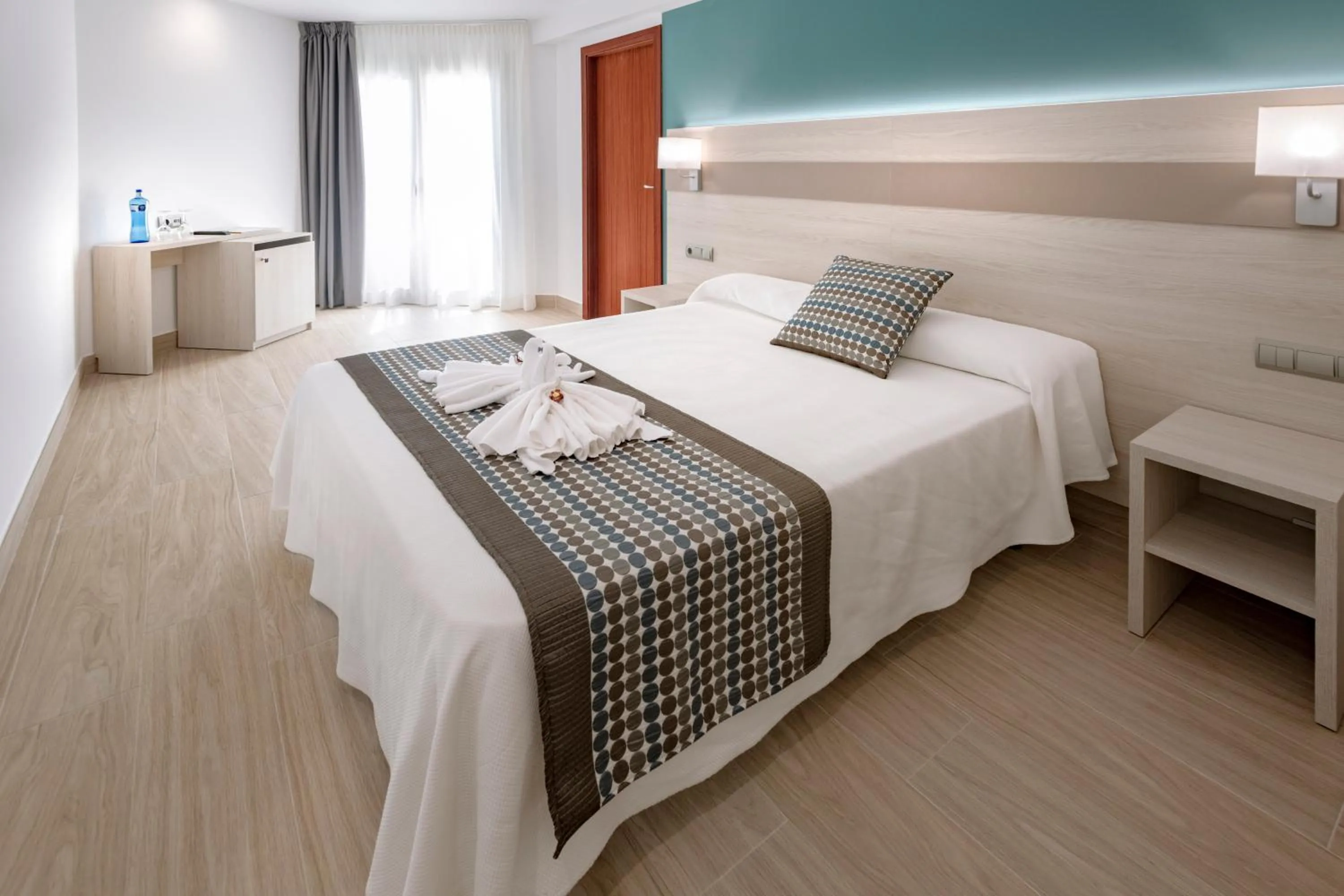 Photo of the whole room, Bed in 4R Miramar Calafell