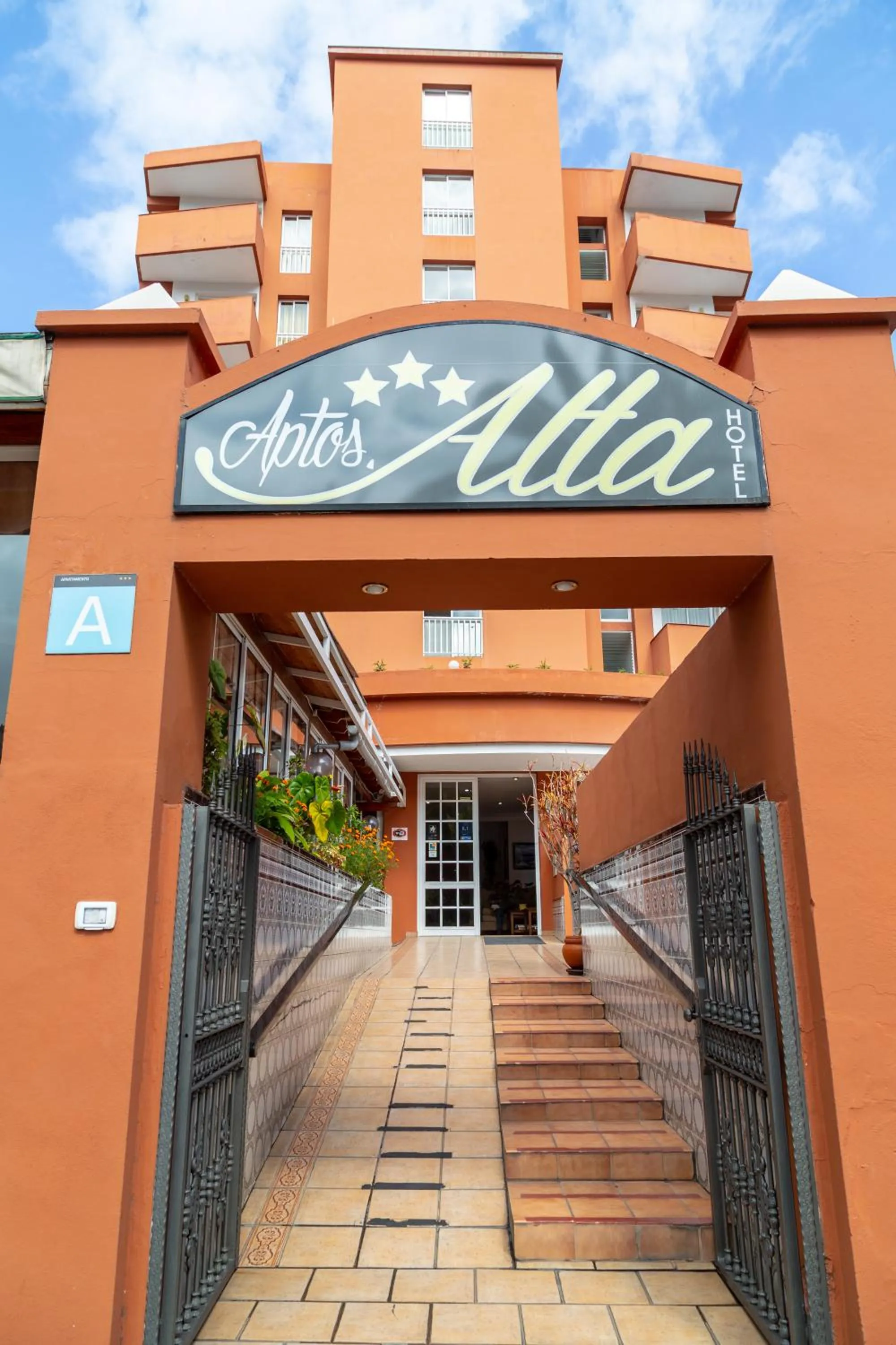 Facade/entrance in Apartamentos Alta