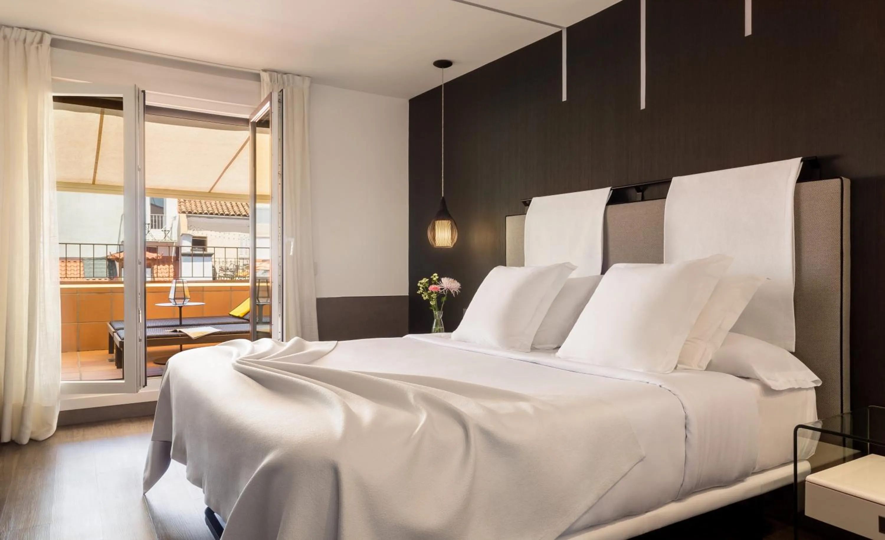 Photo of the whole room, Bed in Francisco I Boutique