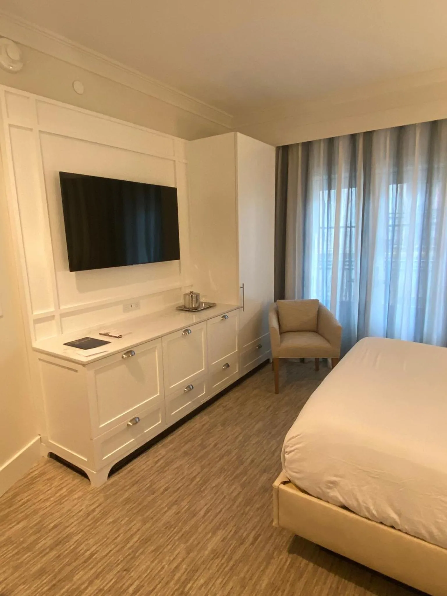 TV and multimedia, Bed in The Shepherd Hotel Downtown Clemson