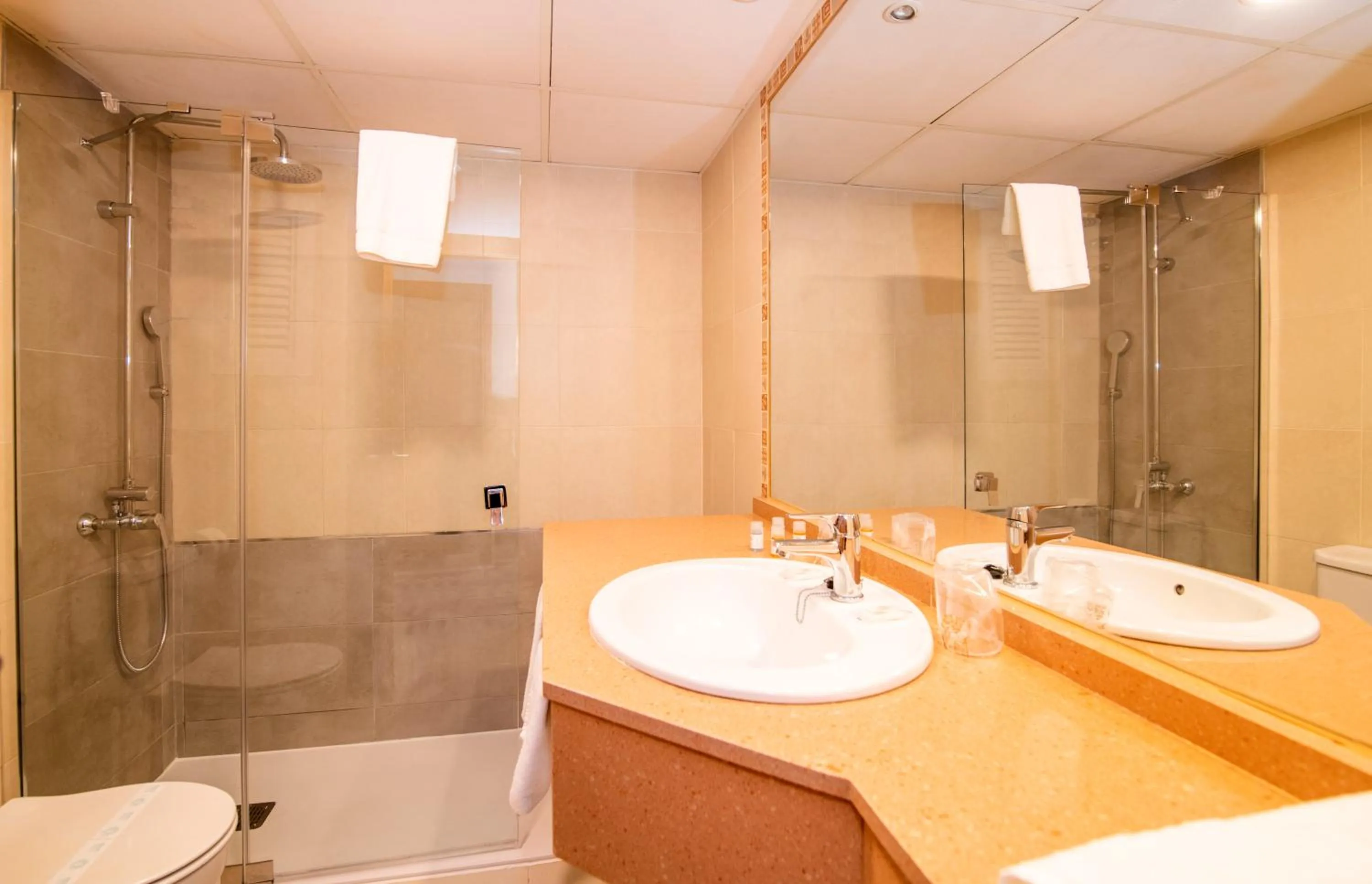 Photo of the whole room in Hotel Caribe IBIZA