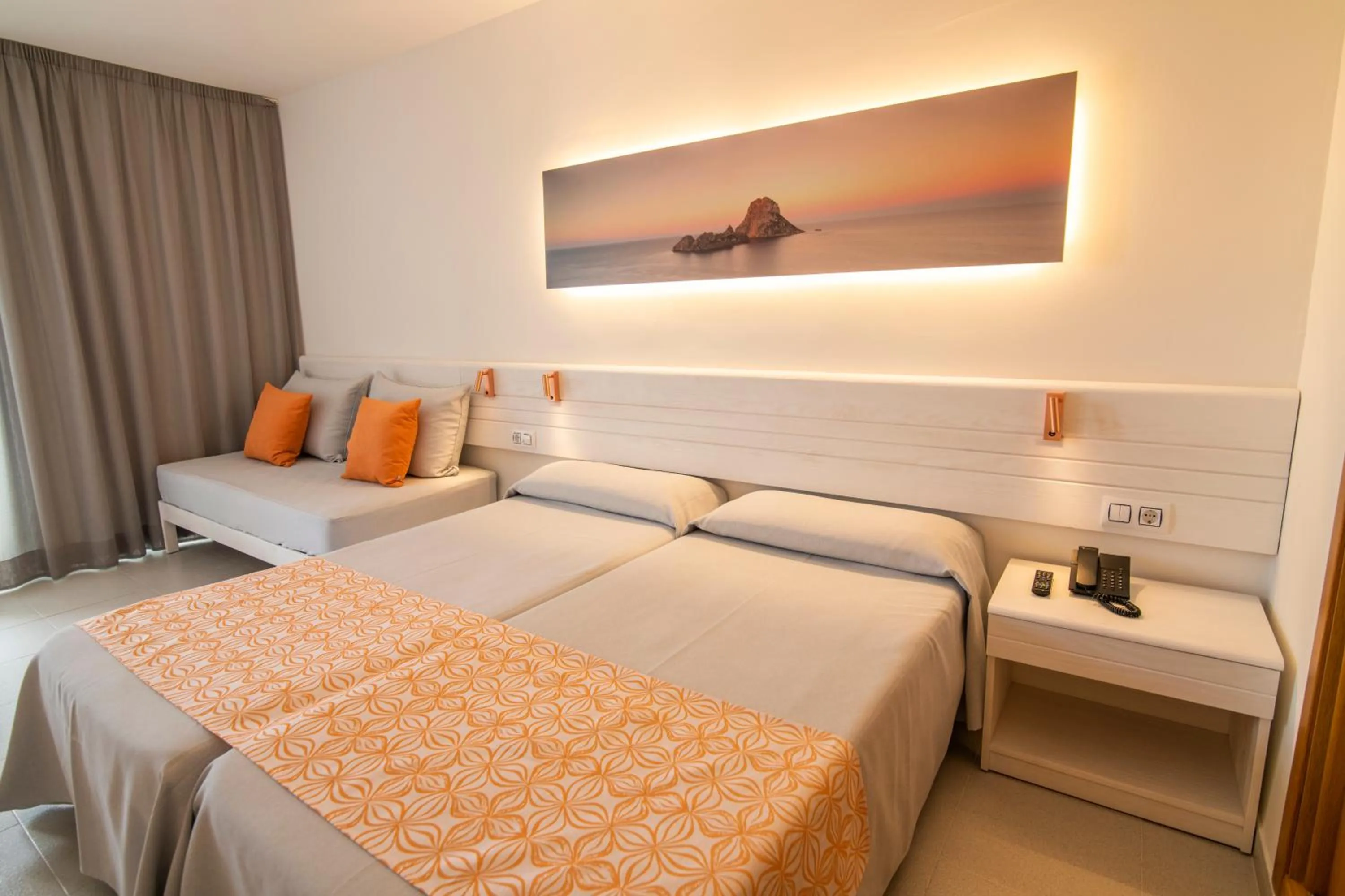 Photo of the whole room, Bed in Hotel Caribe IBIZA