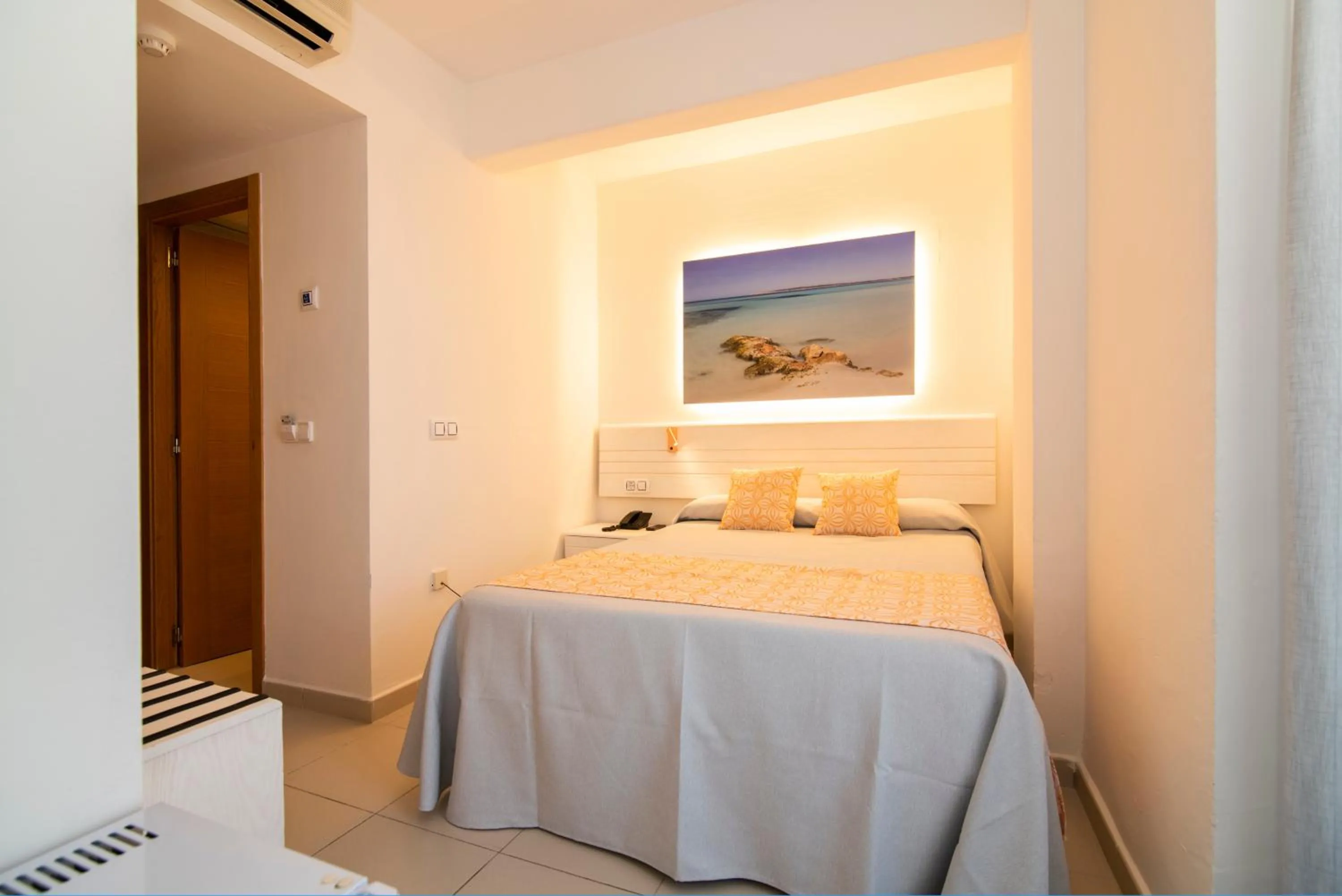 Photo of the whole room, Bed in Hotel Caribe IBIZA