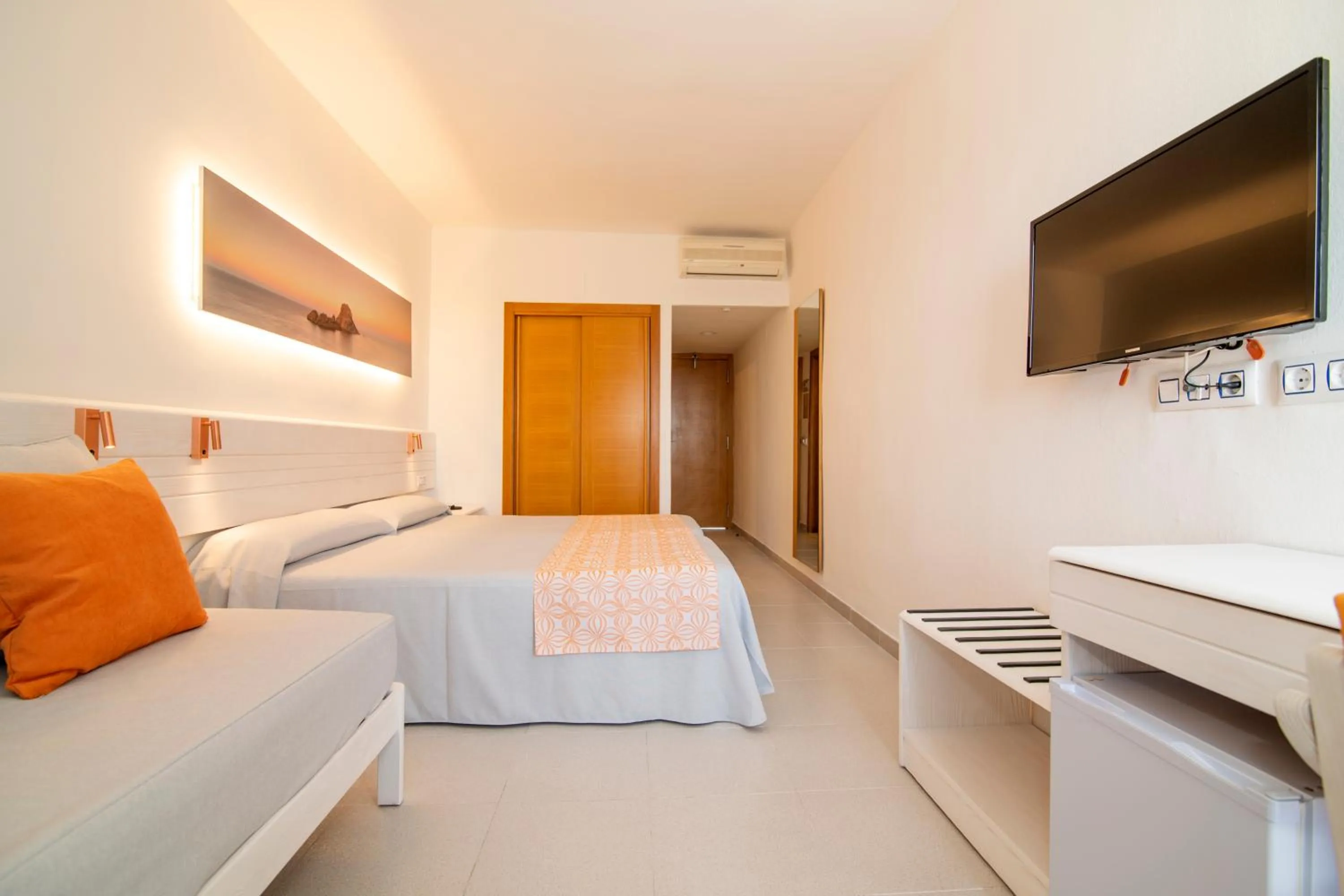 Photo of the whole room, Bed in Hotel Caribe IBIZA