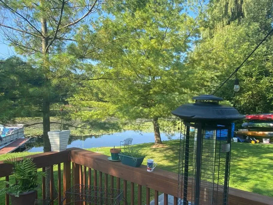 Chelsea Lake House, Game Room, & Pontoon-rental