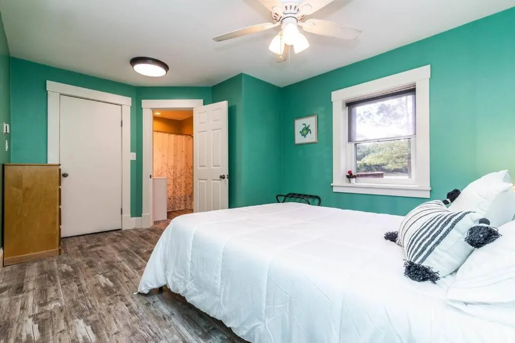 Bed in Chelsea Lake House, Game Room, & Pontoon-rental