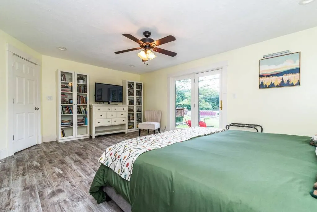 Bed in Chelsea Lake House, Game Room, & Pontoon-rental