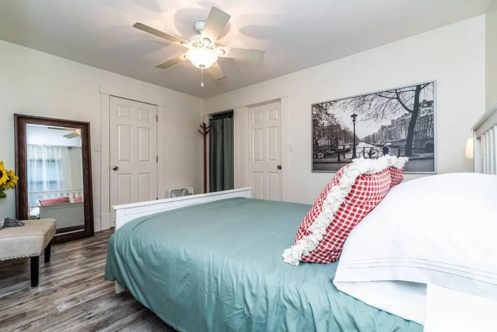 Bed in Chelsea Lake House, Game Room, & Pontoon-rental