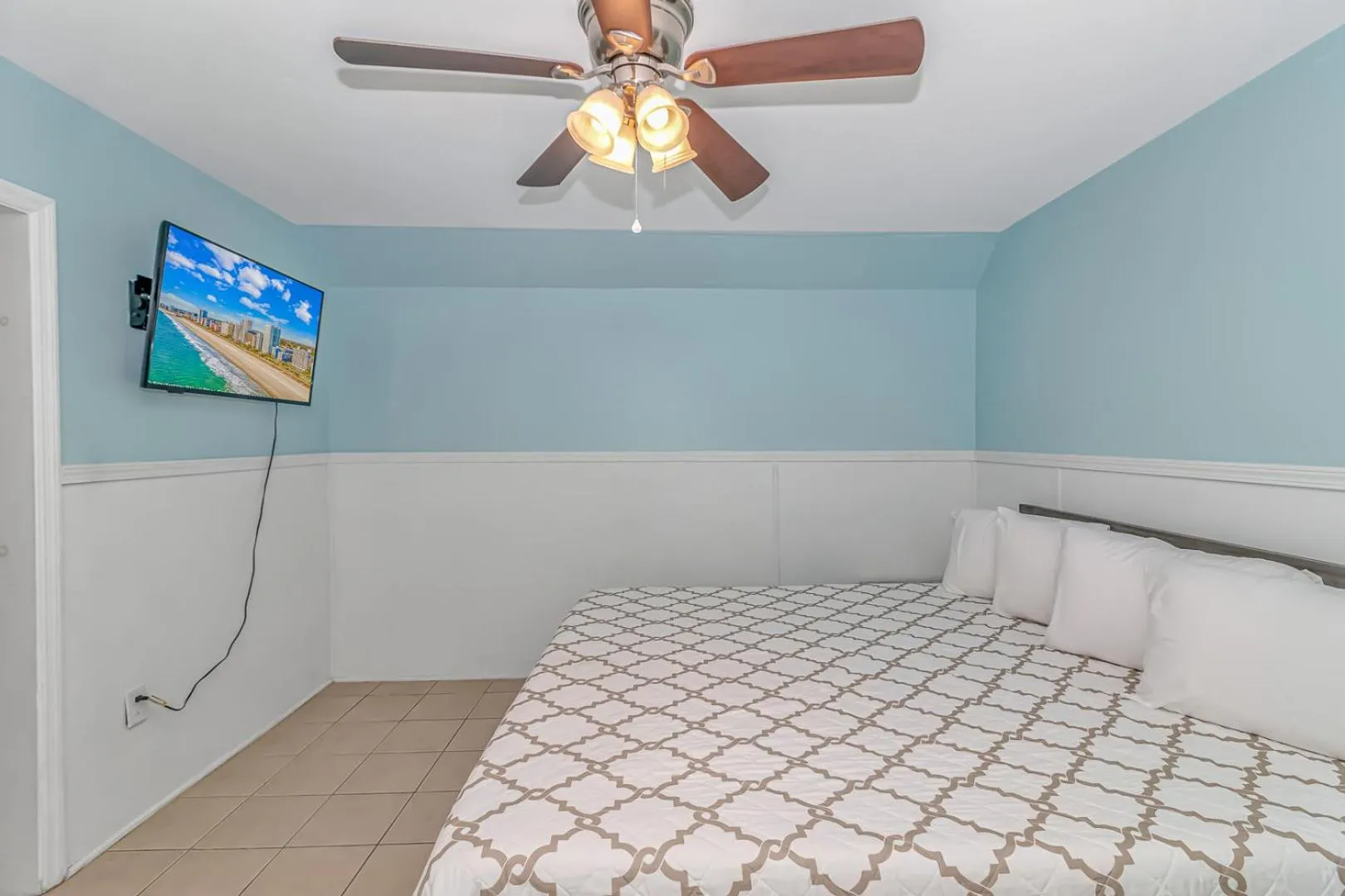 125 Atlantic Avenue Unit F - Pet Friendly! Walk To The Beach and Pier! 1BR -1BA - Sleeps 2-4 guests!