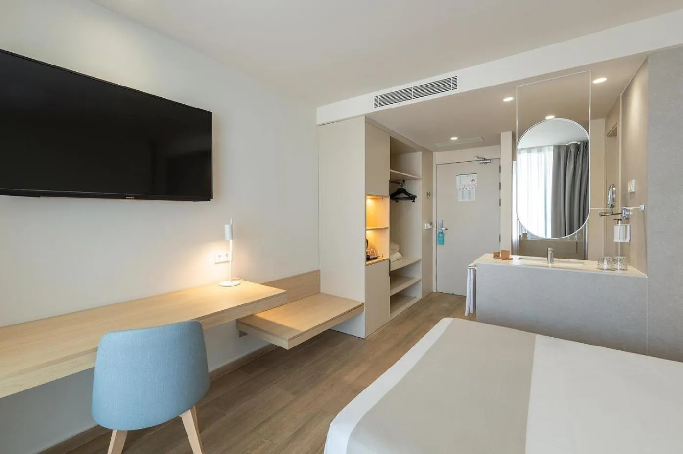 Photo of the whole room, Bed in Port Alicante City & Beach