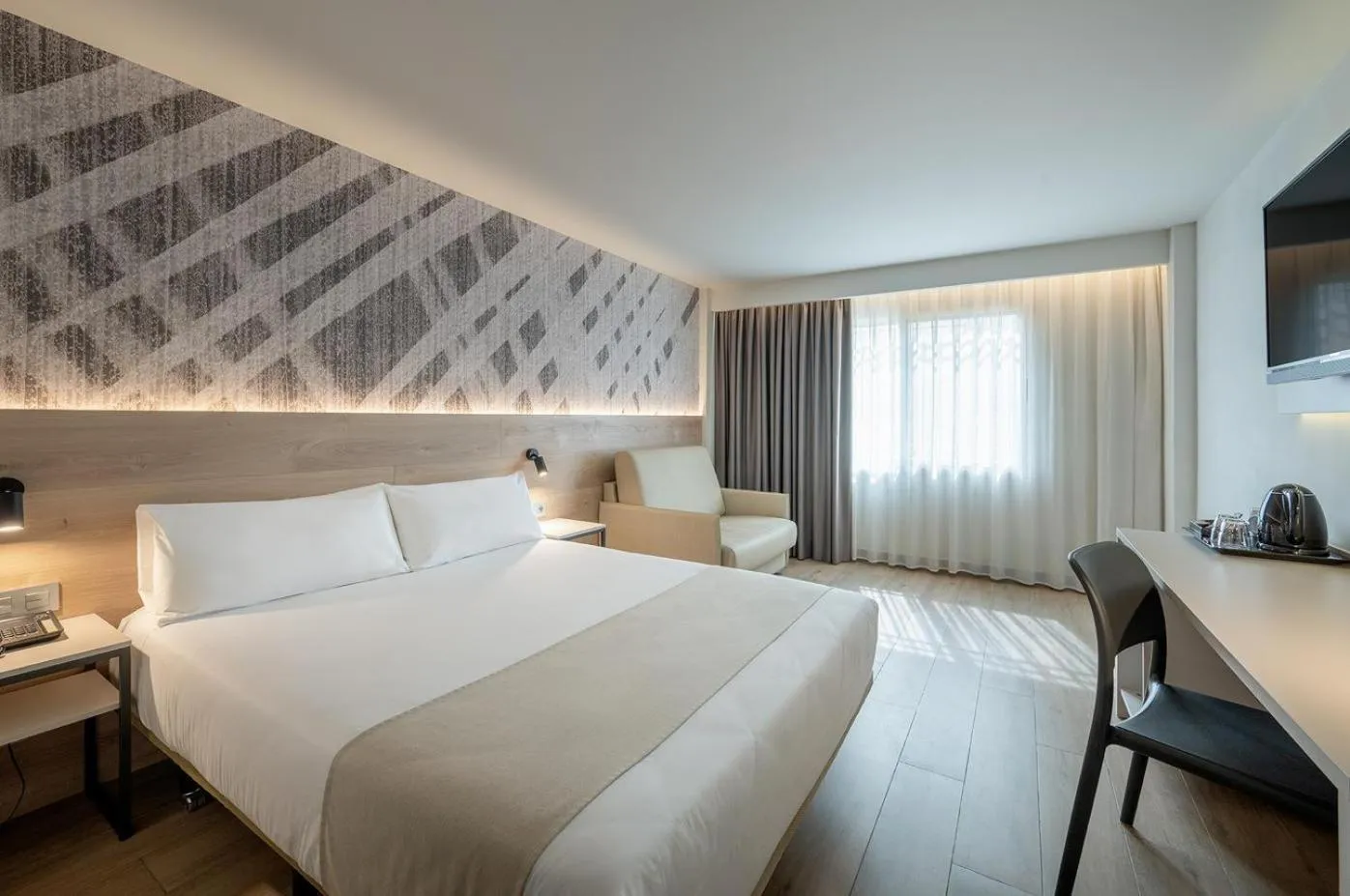 Photo of the whole room, Bed in Port Alicante City & Beach