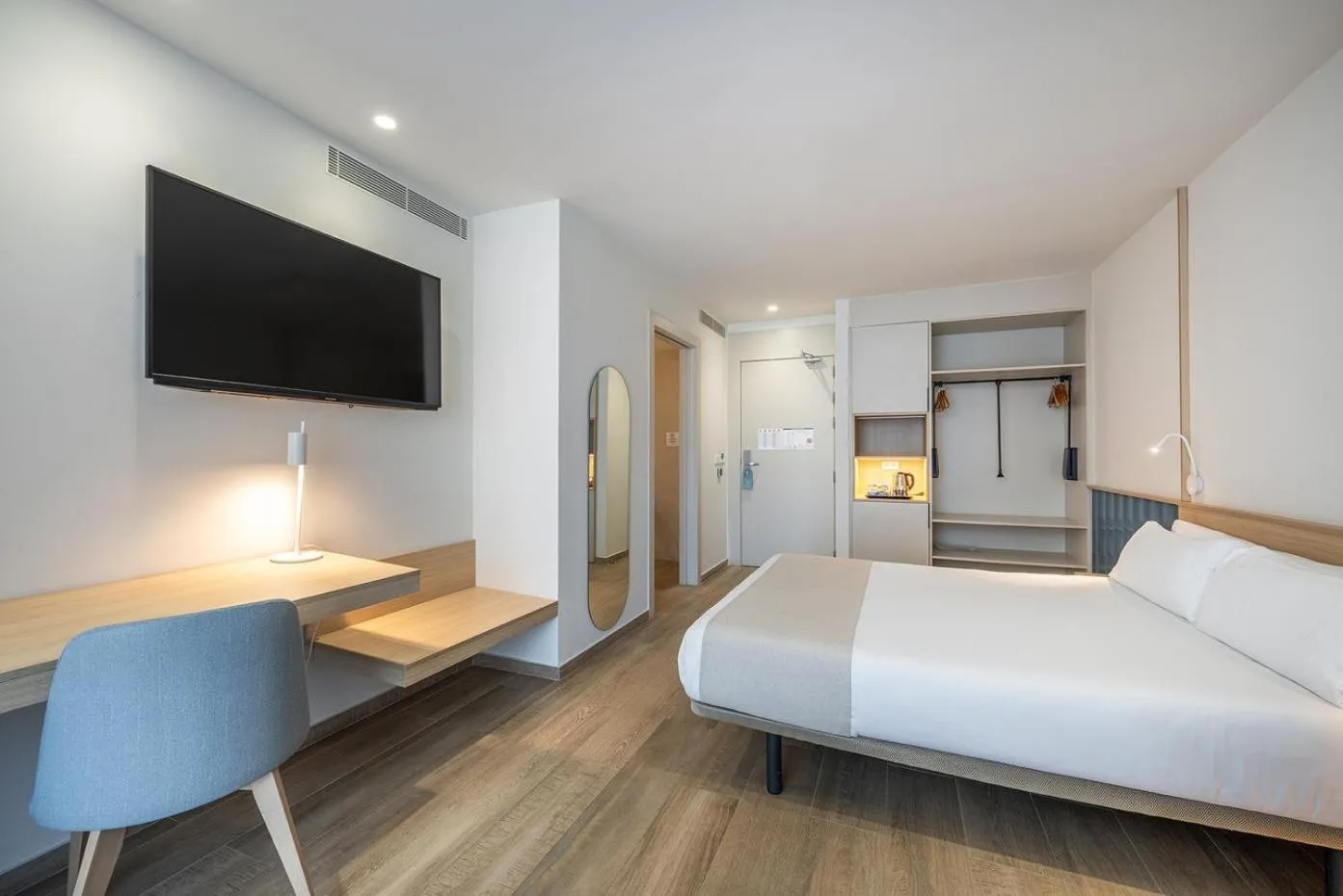 Photo of the whole room, Bed in Port Alicante City & Beach