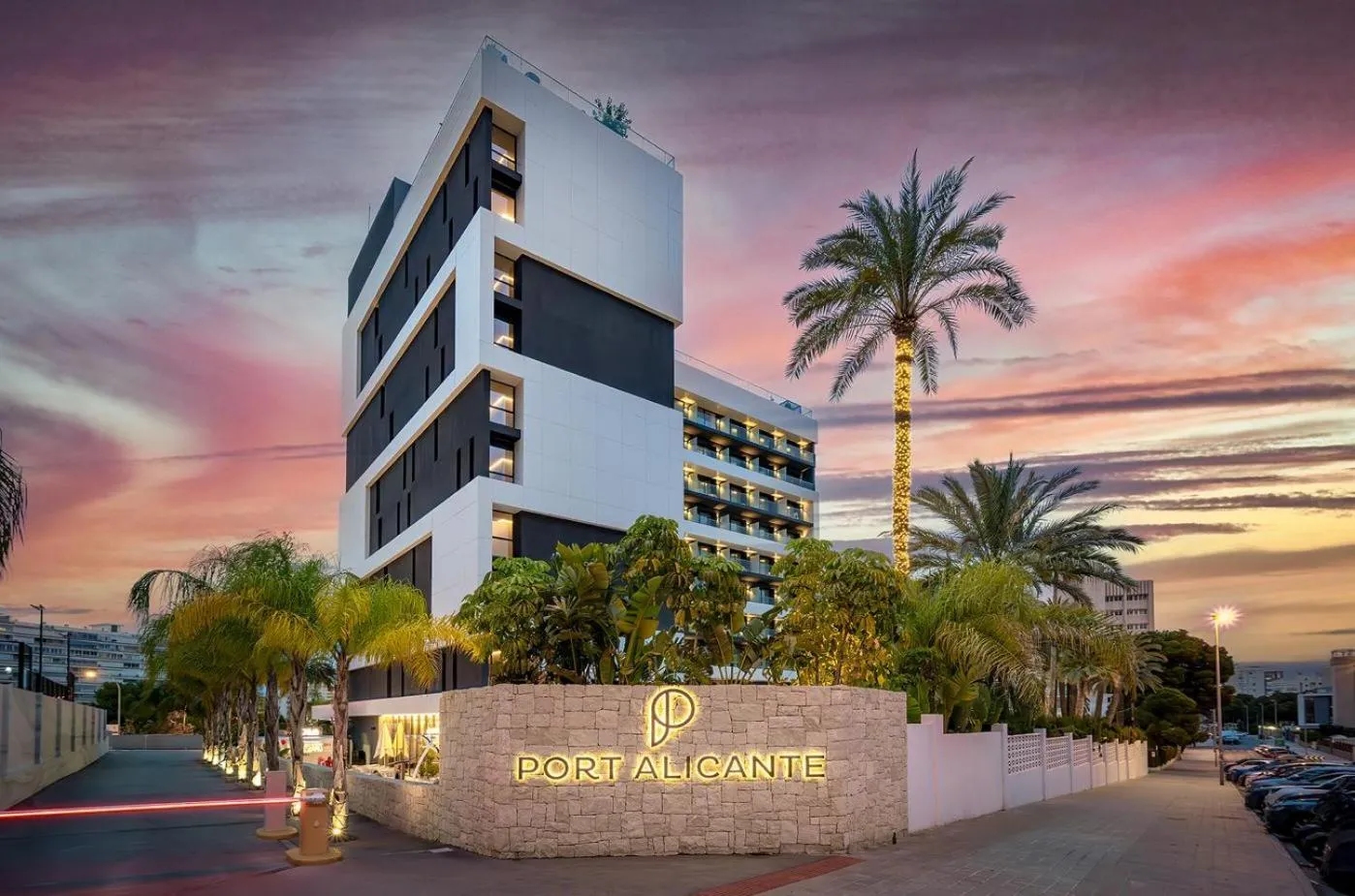 Property building in Port Alicante City & Beach