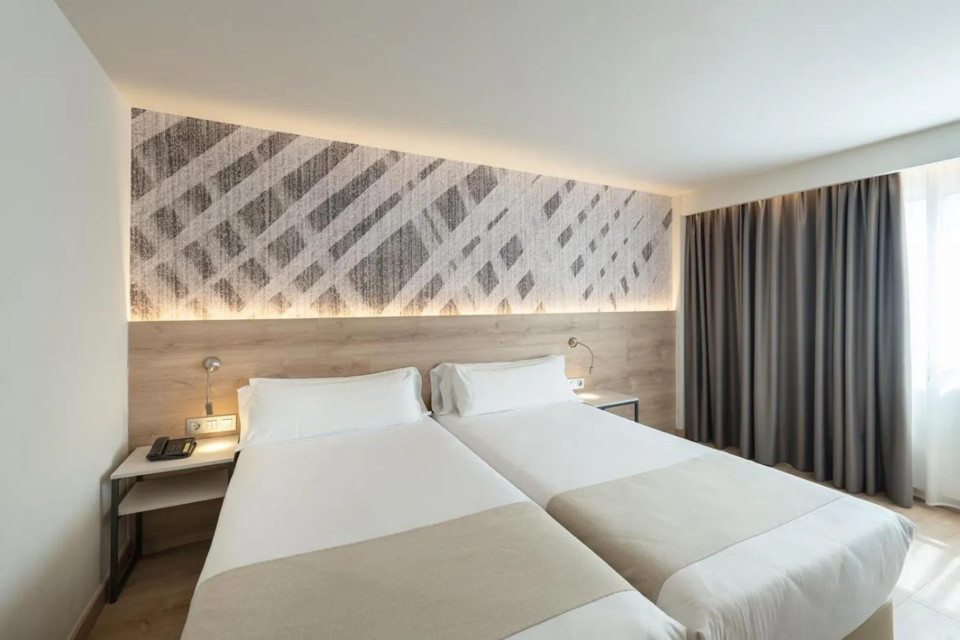 Photo of the whole room, Bed in Port Alicante City & Beach