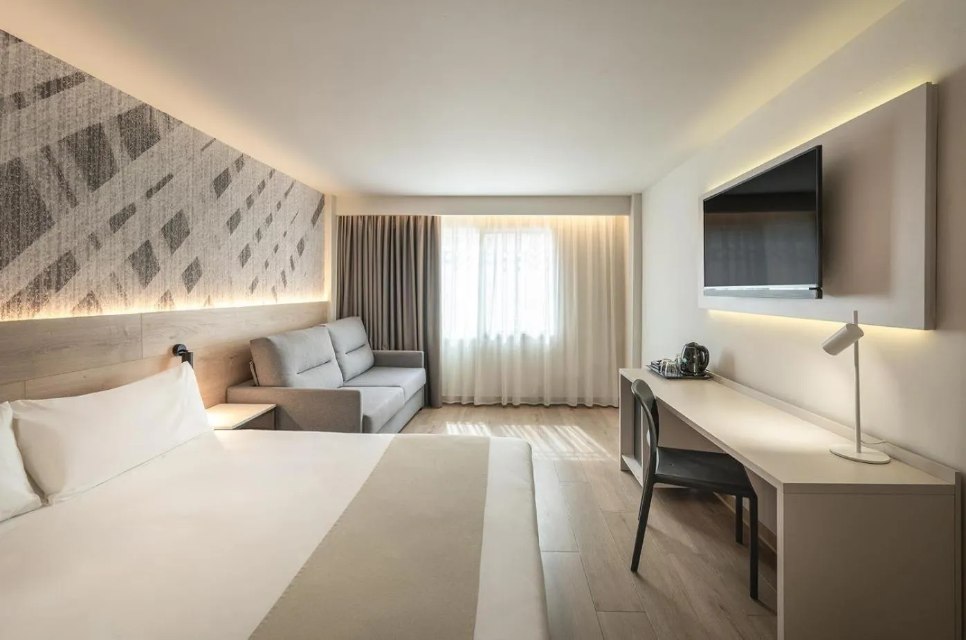 Photo of the whole room, Bed in Port Alicante City & Beach