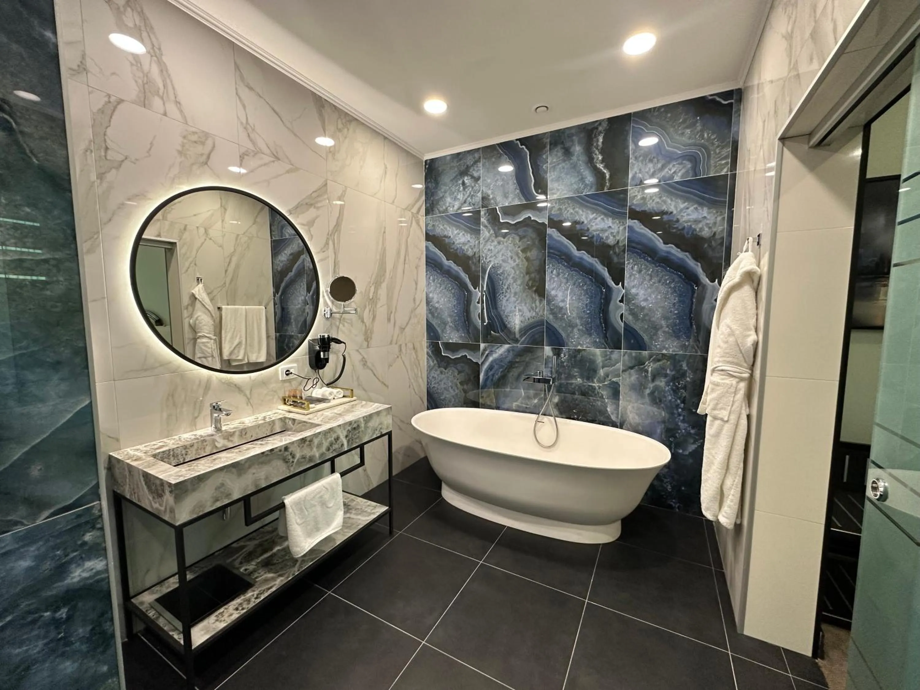 Hot Tub in Hills Resort Hotel