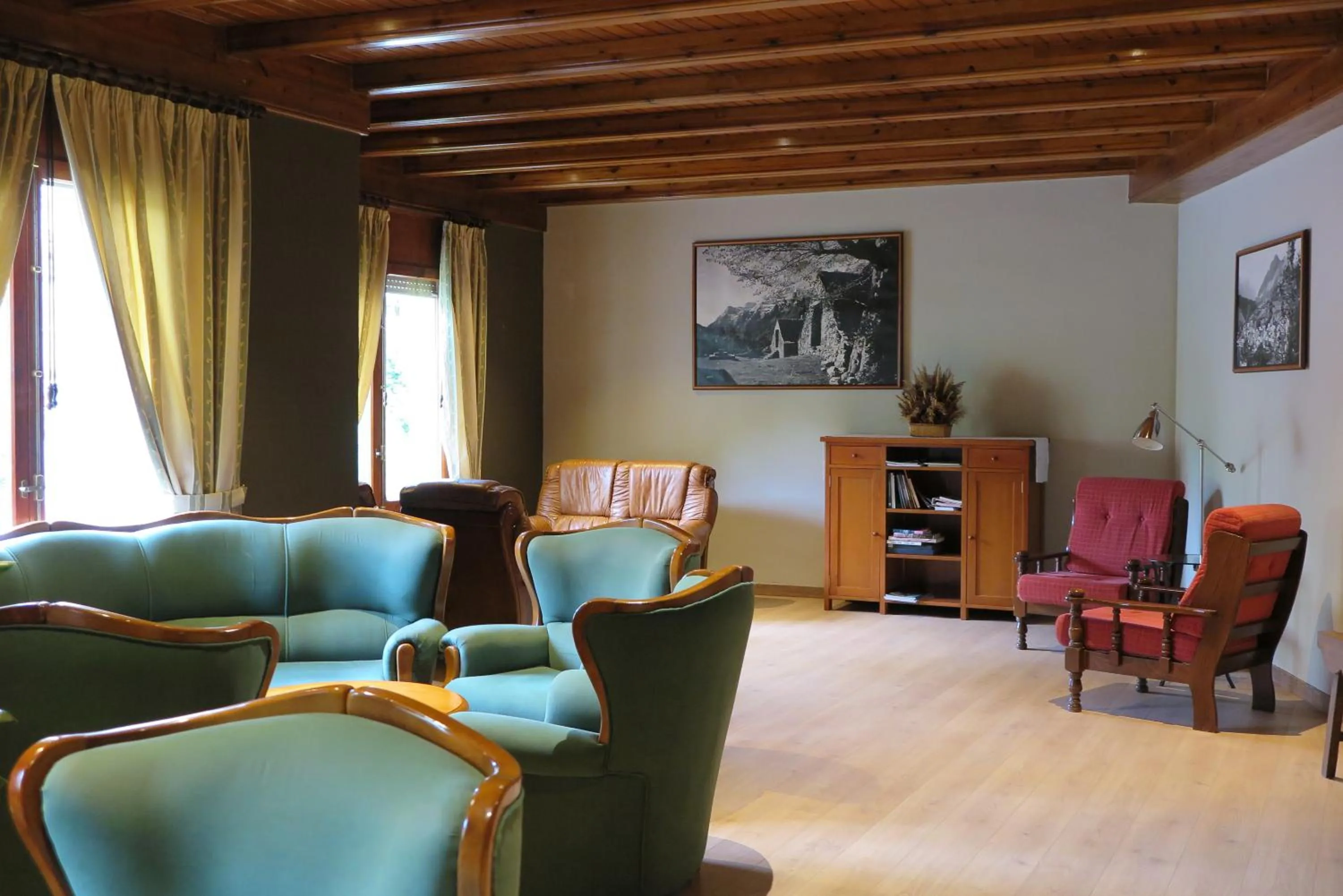 Communal lounge/ TV room in SNÖ Hotel Bielsa