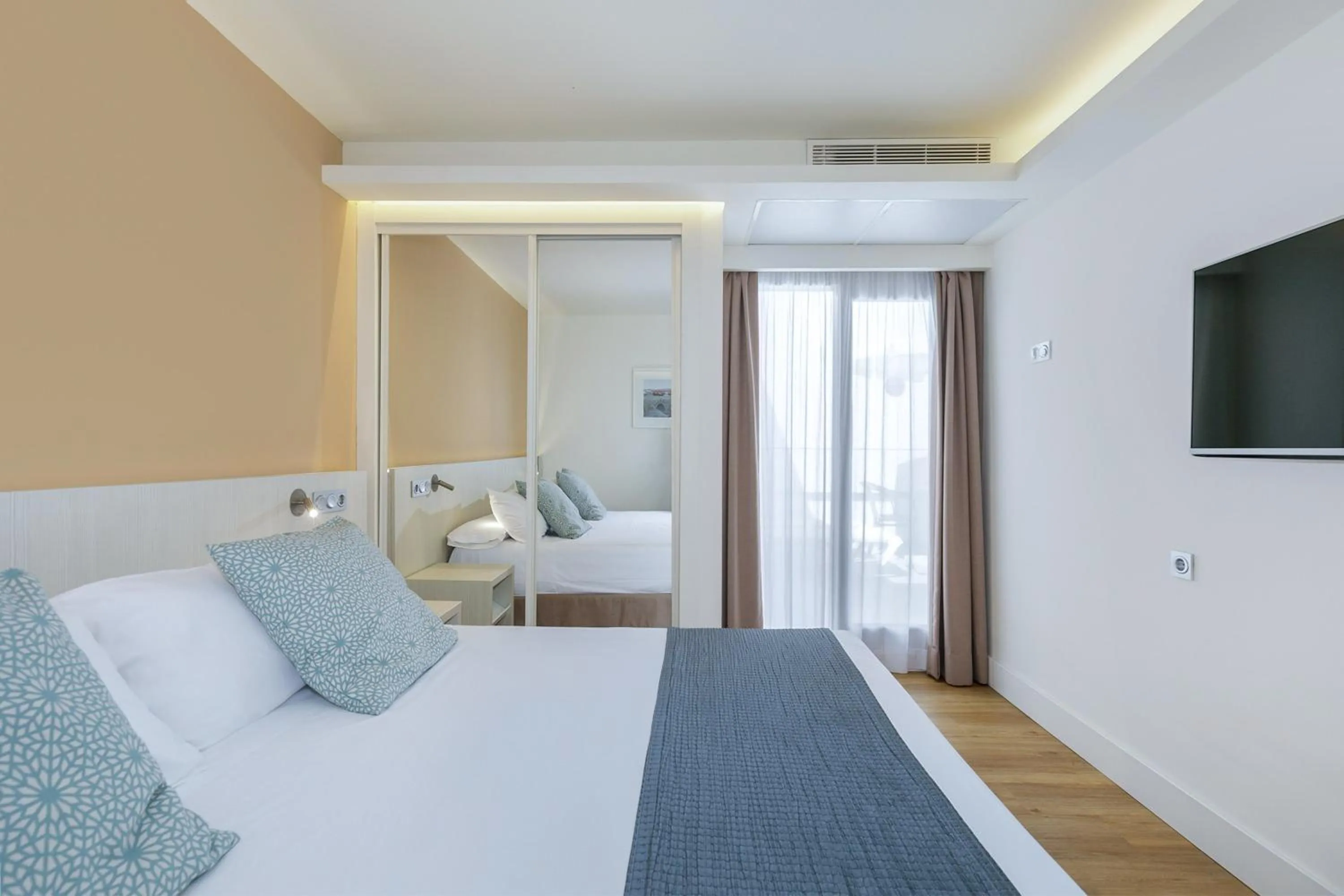 Communal lounge/ TV room, Bed in Sol Torremolinos - Don Pedro