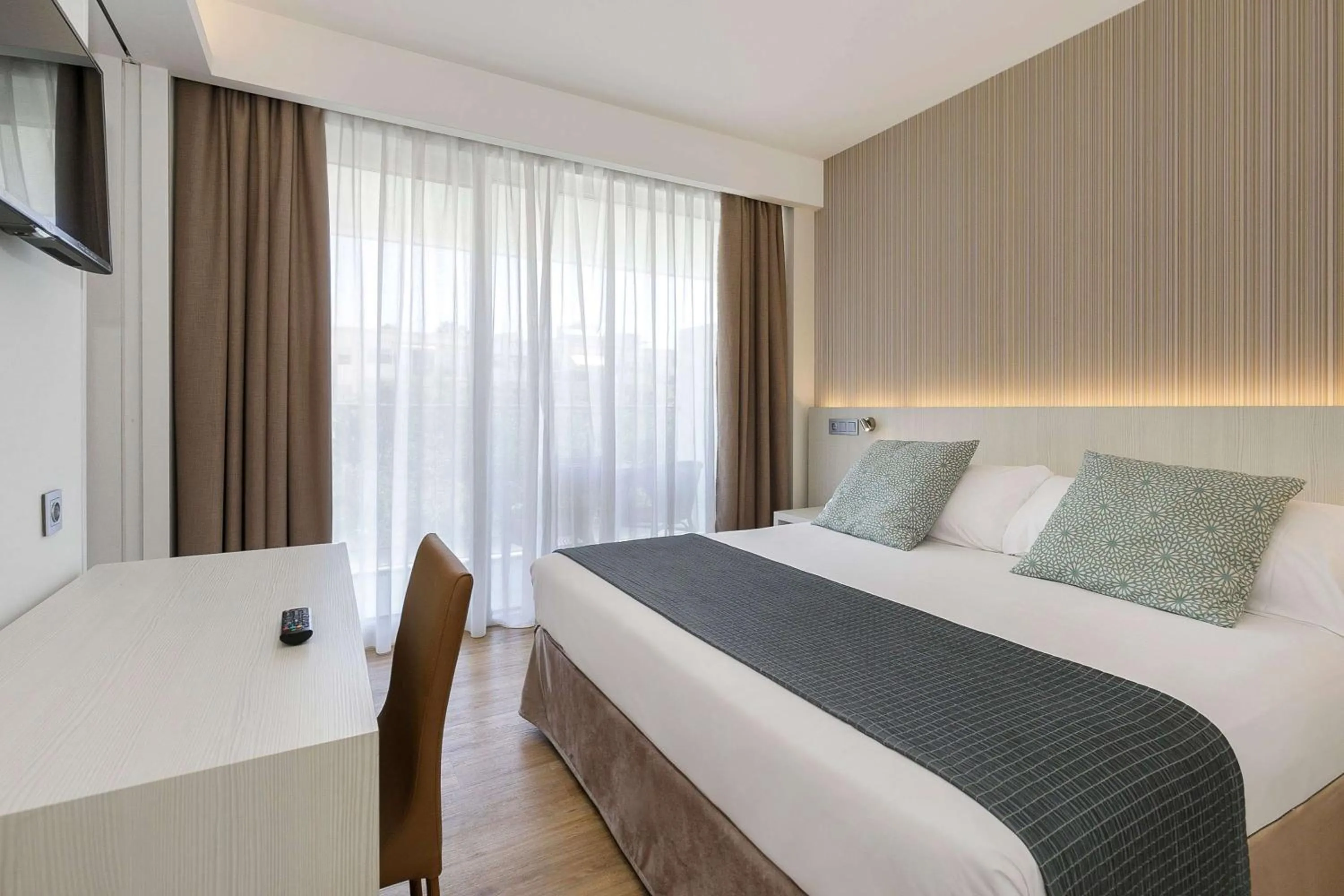 Xtra Sol Family Suite (3 Adults + 1 Child) in Sol Torremolinos - Don Pedro
