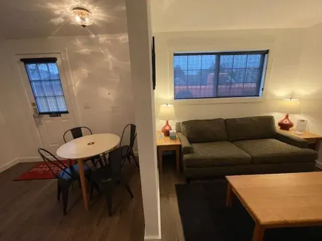 Deluxe King Suite in The Seaview Cottages Deluxe King Suite in The Seaview Cottages