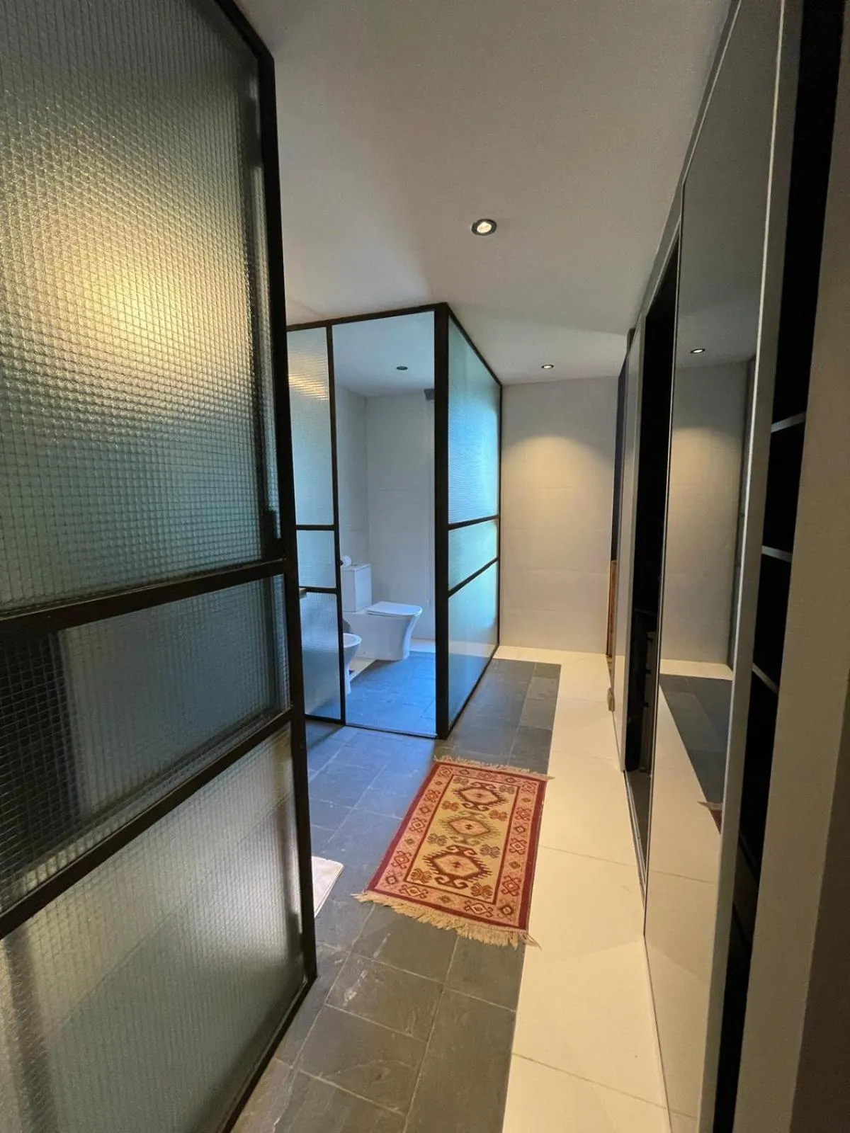 Bathroom, Bed in Be House Suites & Spa