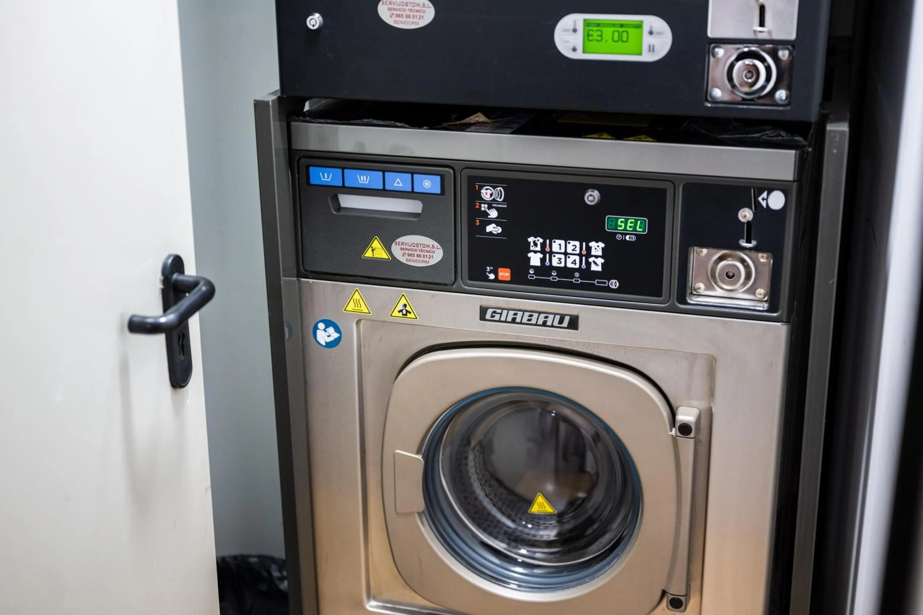 washing machine in Climia 2Sleep Apartments