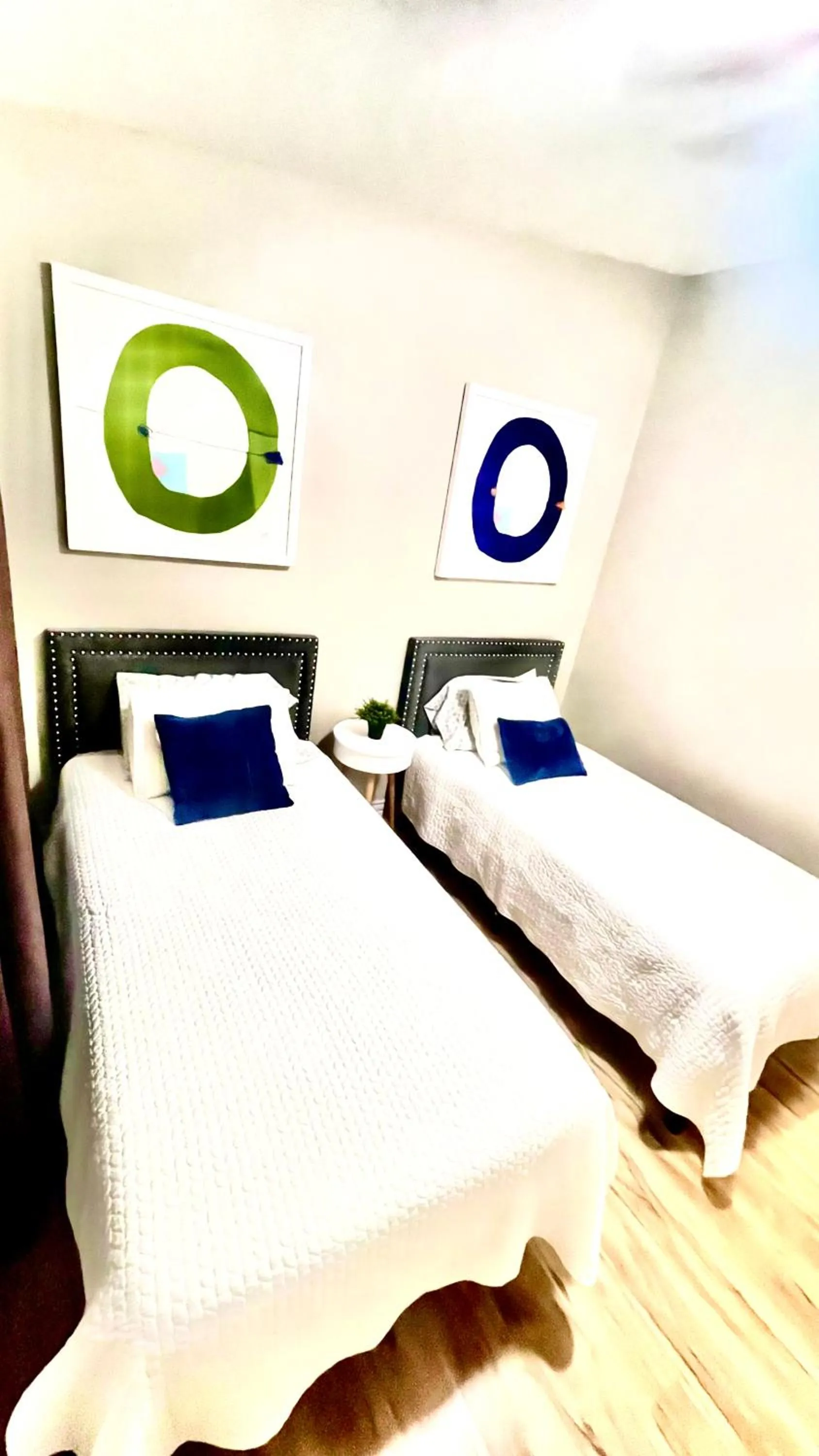 Bed in The Hummingbird Sunset Home, West Side