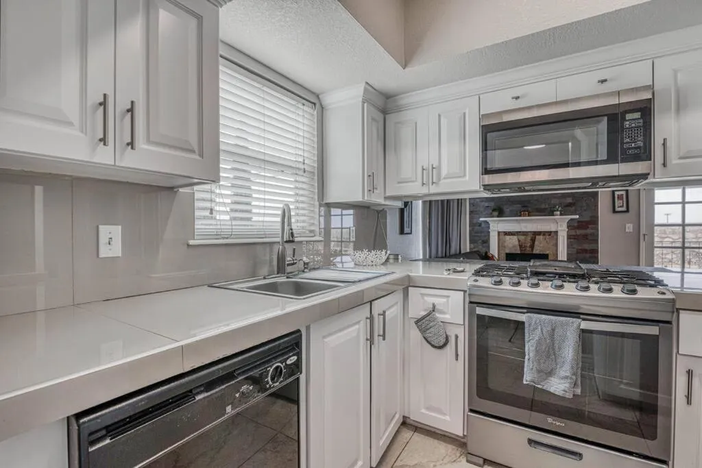 Kitchen or kitchenette in The Hummingbird Sunset Home, West Side