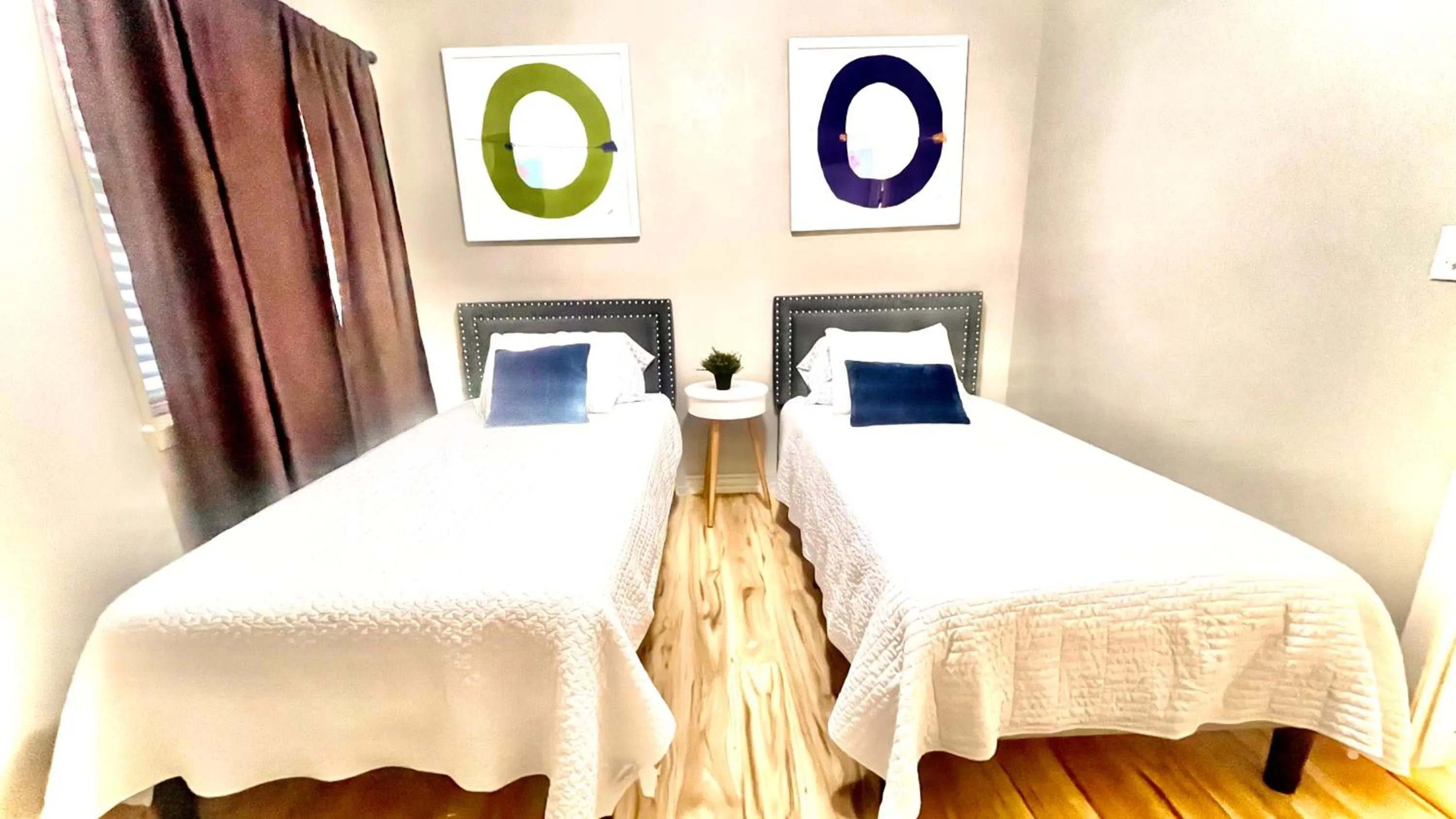 Bed in The Hummingbird Sunset Home, West Side