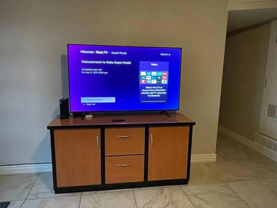 TV and multimedia in The Hummingbird Sunset Home, West Side