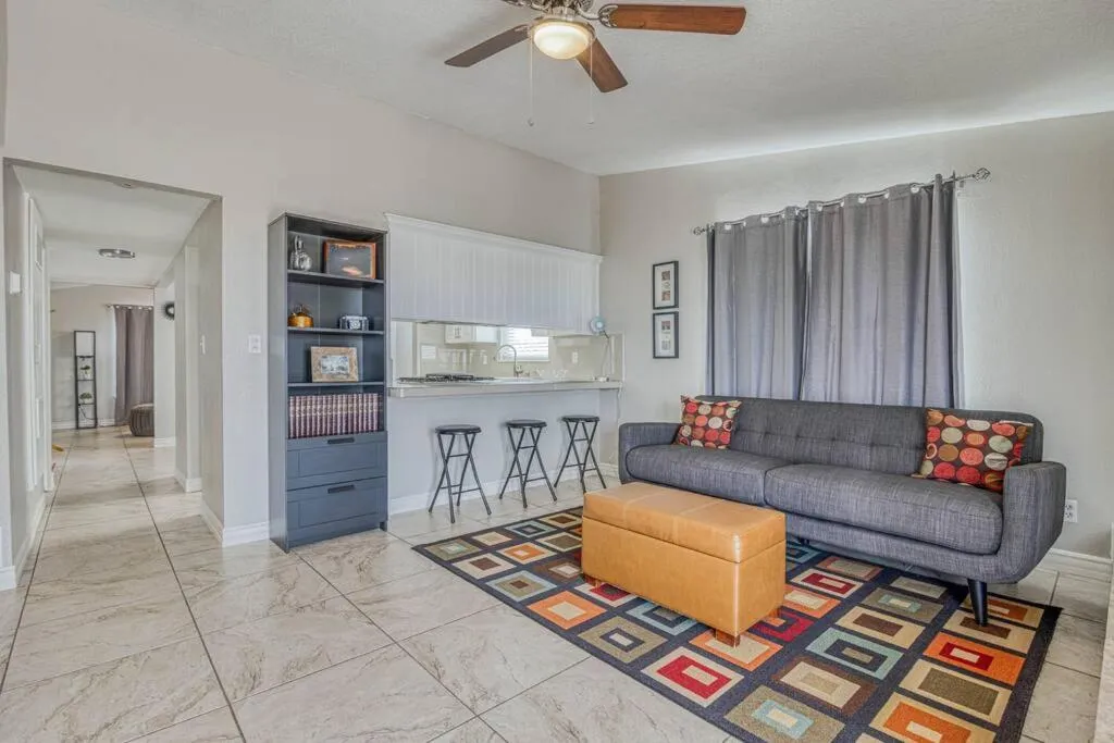 Kitchen or kitchenette in The Hummingbird Sunset Home, West Side
