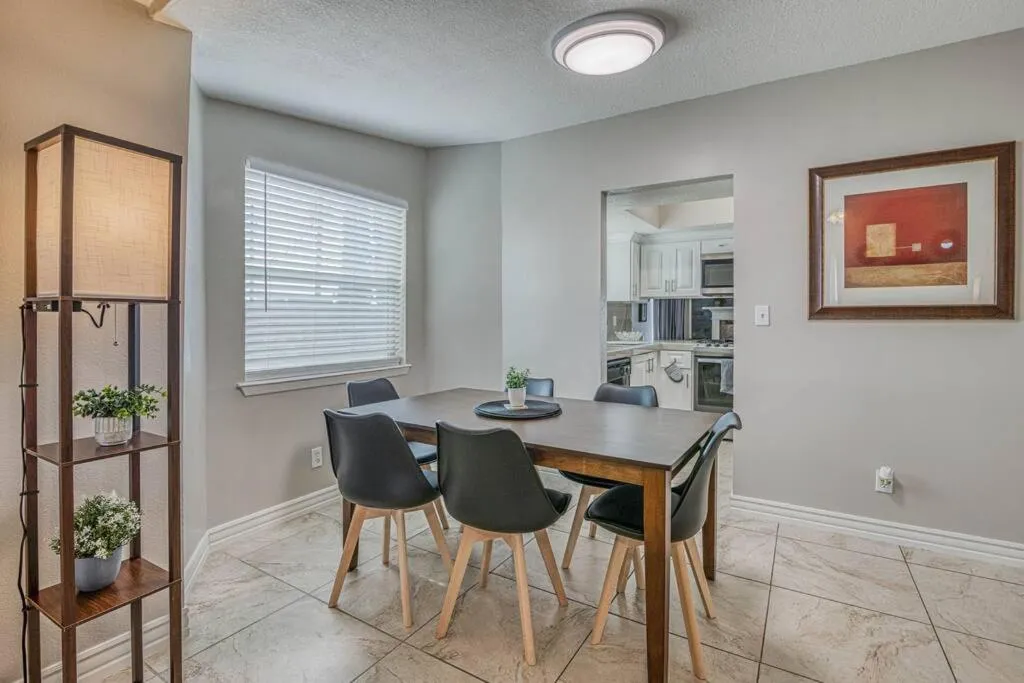 Seating area in The Hummingbird Sunset Home, West Side