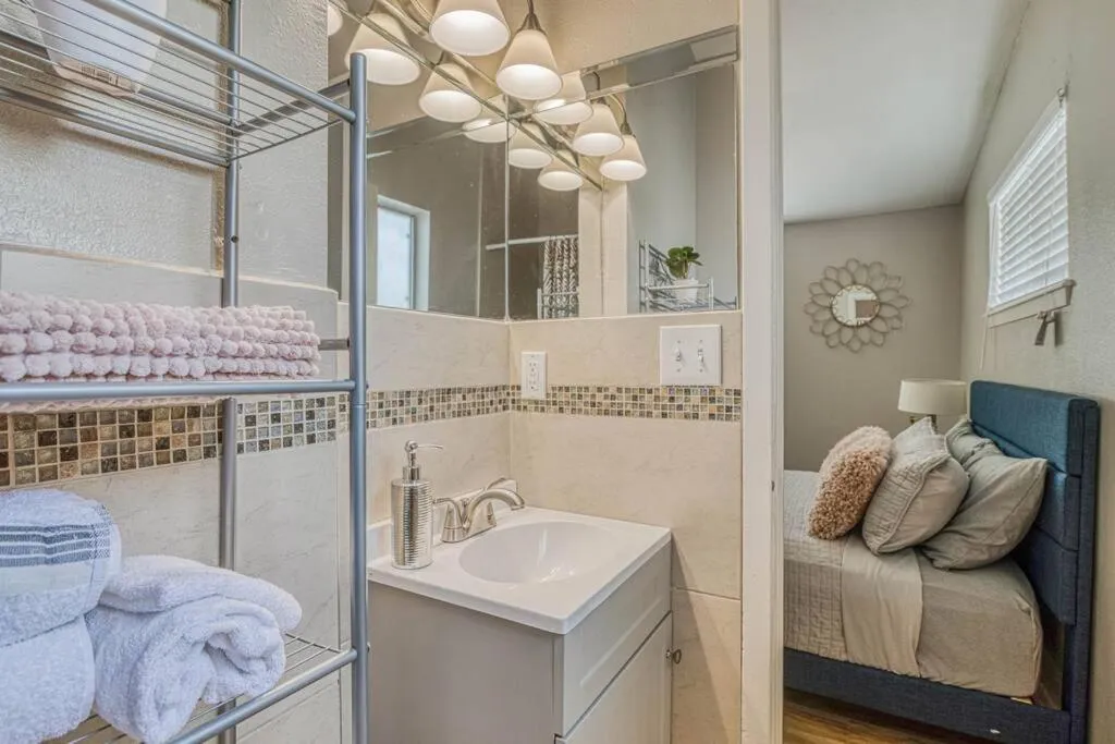 Bed in The Hummingbird Sunset Home, West Side